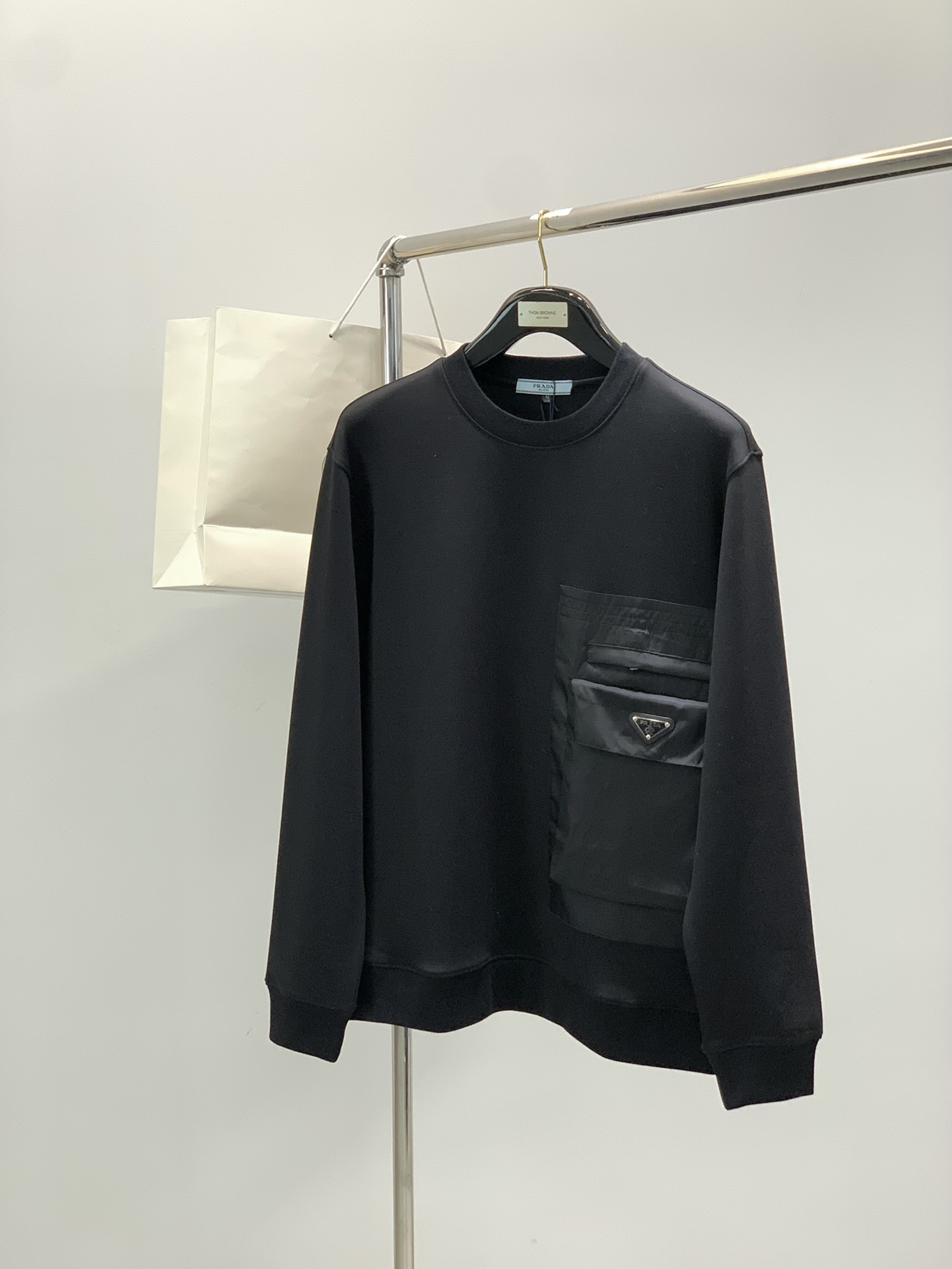 NO:643911,,PRADA Prada, the latest autumn products, available at counters simultaneously, fashionable and casual round neck long-sleeved sweatshirt, imported original fabrics, extremely complex workmanship, the only channel that can be used as a purchasing agent, top-grade rubber printing technology letter pattern logo, original hardware accessories decoration, extremely high-grade, comfortable and versatile, handsome and stylish upper body, 2 colors recommended, size M-3XL,, prada, prada, hoodie, sweatshirts, alexander wang19860909,PRADA 普拉达,秋季最新品,专柜同步有售,时尚休闲圆领长袖卫衣,进口原版面料,做工极为复杂,唯一可以做代购级别的渠道狠货,顶级印胶工艺字母图案logo,原版五金辅料装饰,档次极高,舒适百搭,上身帅气有型,2色推荐,码数M-3XL,,prada,prada,hoodie,sweatshirts,alexander wang,Men's clothing