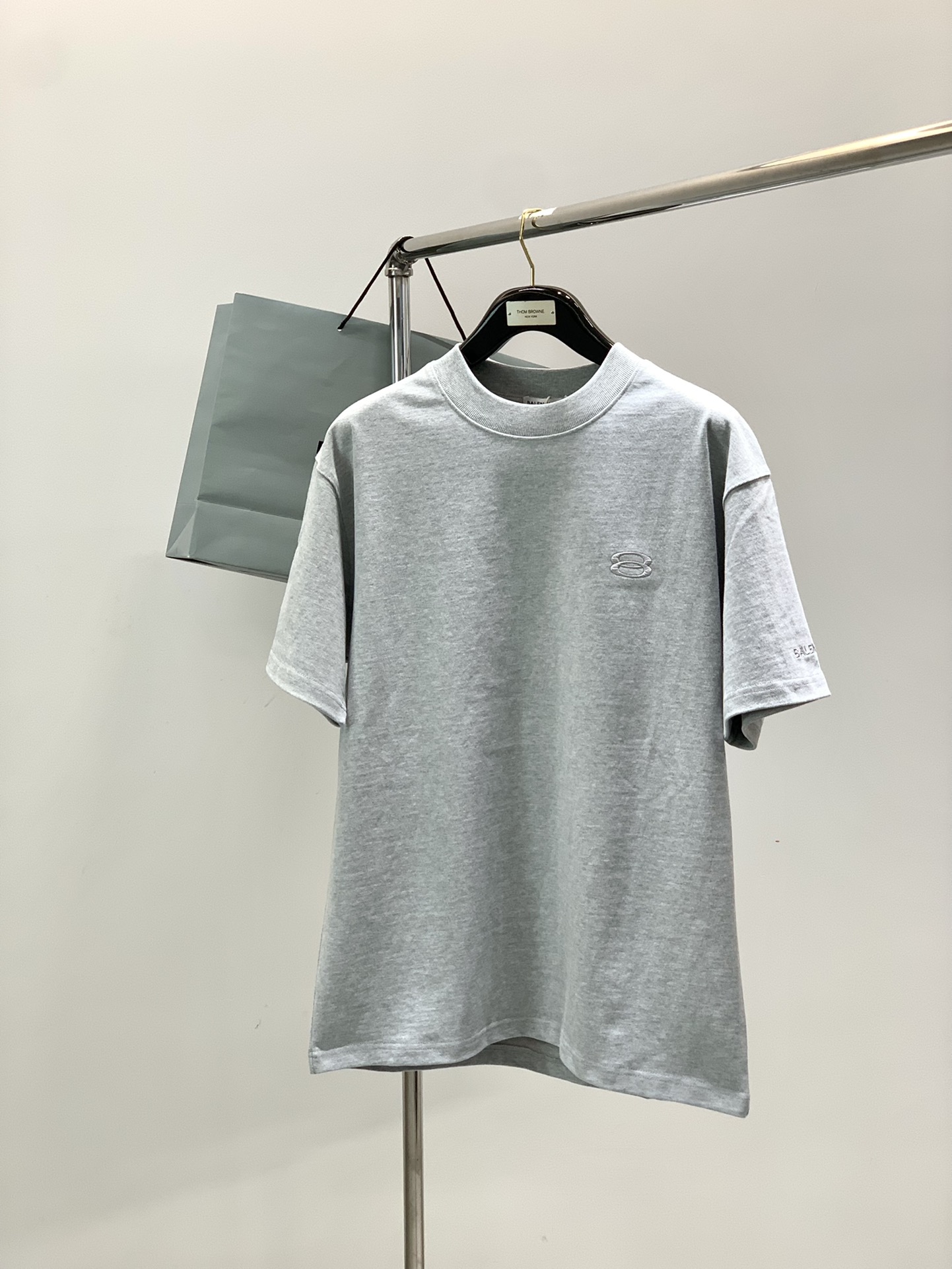 NO:653782,, Balenciaga Balenciaga, the latest model for summer and autumn, available at counters simultaneously, original goods, hot style fashionable and casual round neck short-sleeved T-shirt, imported original fabric, unique design, top embroidery craft letter pattern decorative logo, simple and fashionable, handsome upper body, complete three logos, 3 colors recommended, size S-Xl,, balenciaga, balenciaga, T-shirt, tees, t-shirt, alexander wang19860909,Balenciaga 巴黎世家,夏秋最新款,专柜同步有售,原单狠货,爆款时尚休闲圆领短袖T恤,进口原版面料,独特设计,顶级刺绣工艺字母图案装饰logo,简约时尚 ,上身帅气,三标齐全,3色推荐,码数S-Xl,,balenciaga,balenciaga,T-shirt,tees，t-shirt,alexander wang,Men's clothing