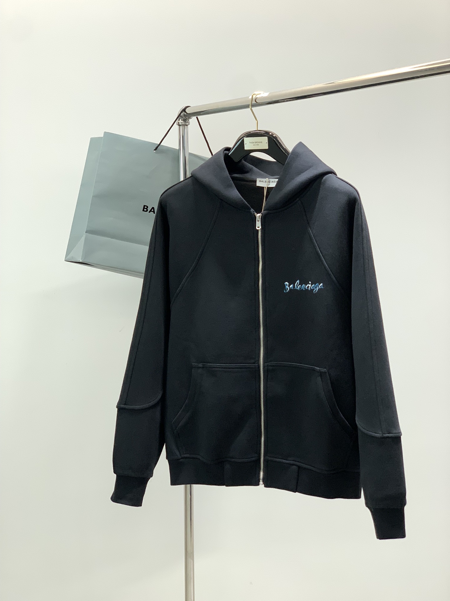 NO:653790,, Balenciaga Balenciaga, the latest autumn and winter styles, available at counters simultaneously, original goods, popular fashionable casual hooded jacket, imported original fabrics, unique design, top-notch printing technology letter pattern decorative logo, simple and fashionable, handsome upper body, complete three logos, 2 colors recommended, size M-3Xl,, balenciaga, balenciaga, jackets & coats, hats, alexander wang19860909,Balenciaga 巴黎世家,秋冬最新款,专柜同步有售,原单狠货,爆款时尚休闲连帽外套,进口原版面料,独特设计,顶级印花工艺字母图案装饰logo,简约时尚 ,上身帅气,三标齐全,2色推荐,码数M-3Xl,,balenciaga,balenciaga,jackets & coats,hats,alexander wang,Men's clothing
