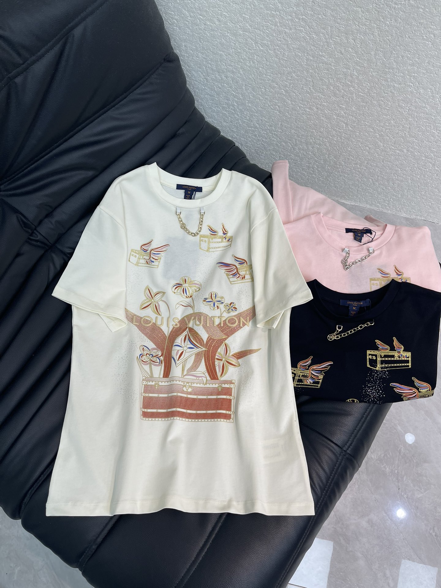 NO:653506,Louis Vuitto* round neck logo printing. Customized YB twill cotton material, with fine texture, comfortable and breathable. Regular short-sleeved cutting highlights the brand style. It is made of cotton material with a slight stretch, showing a slimming visual effect. The neckline is embellished with a letter chain. The color-restoring printing process on the chest outlines the shape of the four-leaf clover pattern bag. The blistering process highlights the letter logo, echoing the brand style. The artistic style is rich in layers, fashionable and casual, and is stylish when worn alone. Customized surface accessories  Look for the correct version, high version, 3 colors, black, white, pink, AA, louis vuitton, T-shirt, alexander wang19860909Louis Vuitto*圆领徽标印花 定制YB斜纹全棉材质,质感细腻,舒适透气,常规短袖裁剪,凸显品牌格调,采用全棉材质,略带有弹力,呈现显瘦视觉效果,领口以字母链条点缀,胸前还原色彩的印花工艺勾勒四叶草图案箱包造型,起泡工艺凸显字母徽标,品牌格调呼应,艺术风格层次丰富,时髦休闲,单穿内搭都出彩时髦.定制面辅料 认准版本 高版本 3色 黑色 白色 粉色  AA,,louis vuitton,T-shirt,alexander wang,Women's clothing