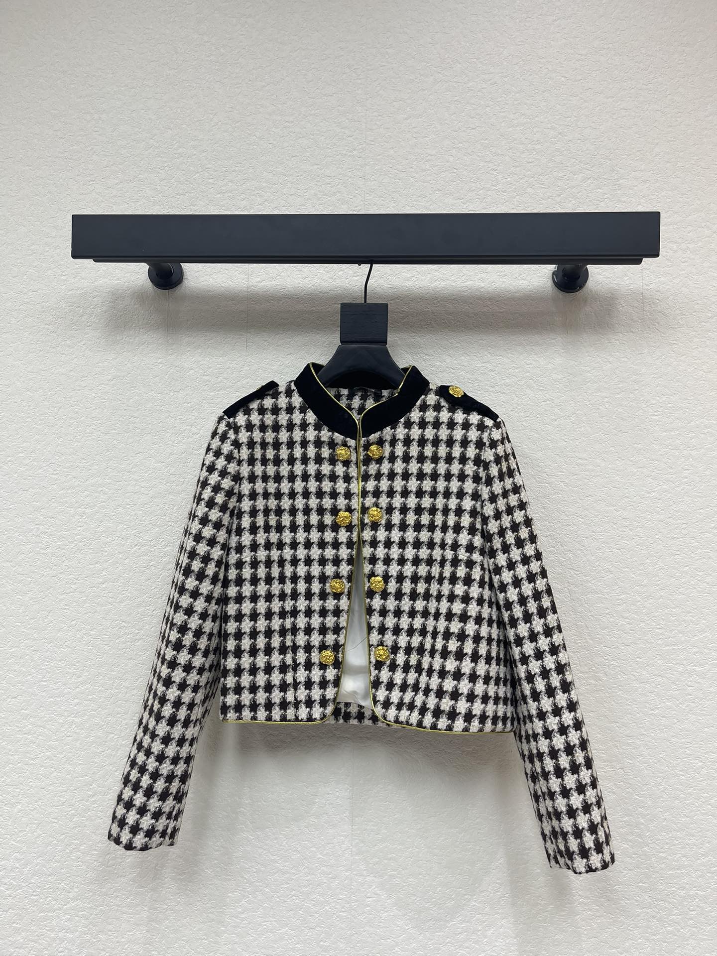 NO:653556,*New model of classic plaid cardigan with logo pattern decoration and embellishment. Series models are shipped. The upper body has a high-end atmosphere. 1 color code,,alexander wang19860909*新款 经典格纹开衫款 logo图案修饰点缀 系列款出货 上身高级氛围感 1色碼,,alexander wang,Women's clothing