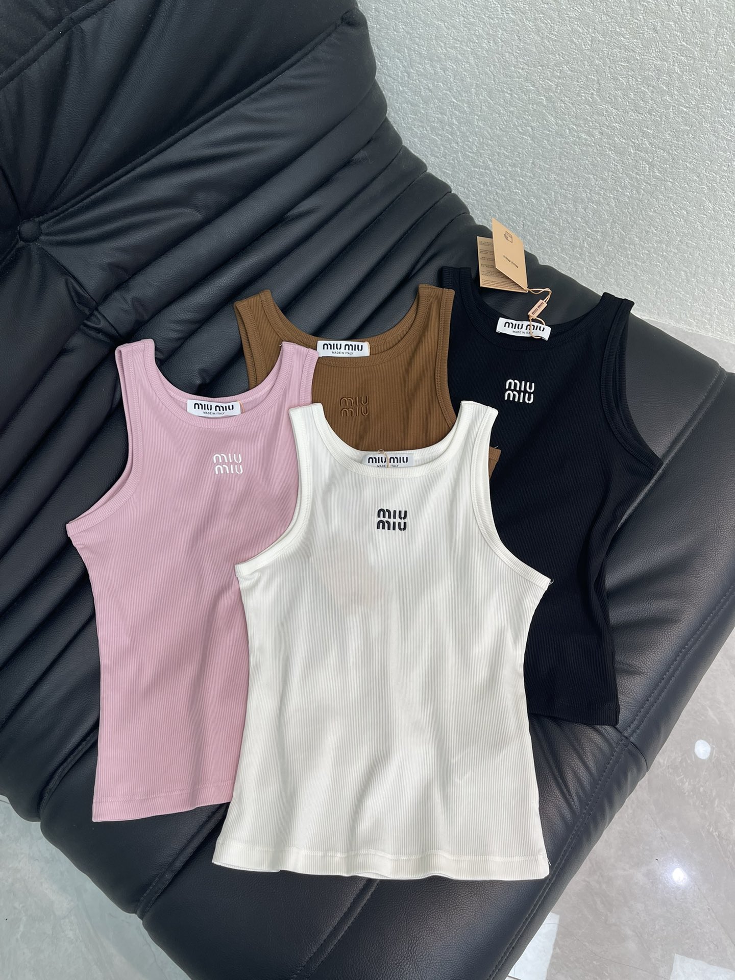 NO:653549,26 new spring and summer new products MIU four-color embroidered letter threaded cotton vest Customized elastic threaded cotton fabric embroidered letter craft stretch version 4 colors available SML,,miumiu,alexander wang1986090926春夏新品上新 MIU四色刺绣字母螺纹棉背心 定制弹力螺纹棉面料 刺绣字母工艺 弹力版型 4色可选 SML,,miumiu,alexander wang,Women's clothing