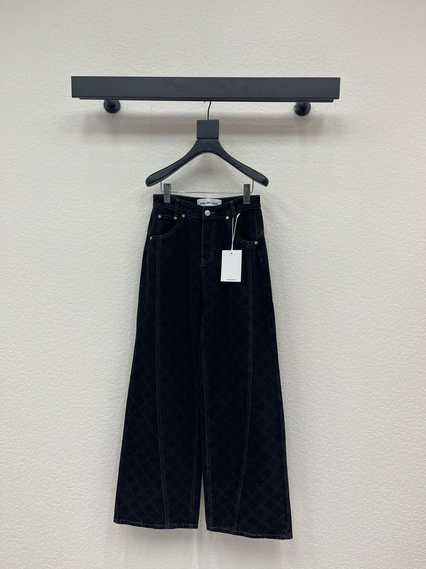NO:653538,ANN ANDELM*N 25FW new autumn and winter style loose jeans with full logo printed on them | Exclusive high-end version!  Made of high-density denim fabric, it is stiff and wrinkle-free while retaining a comfortable and drapey feel; it has a high waist and wide-legged loose fit, and the lines that naturally expand from the hips can not only modify the shape of the legs, but also create a 'lazy and casual' wearing atmosphere. The trousers are fully printed with the iconic logo dark pattern, and are low-profile  The tone is hidden for recognition, and the delicate texture and luster will appear under the light; the simple metal button + diagonal pocket design takes into account practicality and minimalist aesthetics, and the back pocket is matched with leather logo to enhance the texture. Ready for sale SML,,jeans,alexander  wang19860909ANN ANDELM*N 25FW秋冬新款 满印logo宽松牛仔裤丨独家高版出品！采用高密牛仔面料,挺括不易皱,同时保留舒适垂坠感；高腰+阔腿宽松版型,从臀部自然外扩的线条既能修饰腿型,又能营造“慵懒随性”的穿搭氛围.裤身满印标志性logo暗纹,低调中暗藏辨识度,灯光下会呈现细腻的肌理光泽；简约金属纽扣+斜插口袋设计,兼顾实用性与极简美学,后袋搭配皮质标饰强化质感.现货发售SML,,jeans,alexander wang,Women's clothing
