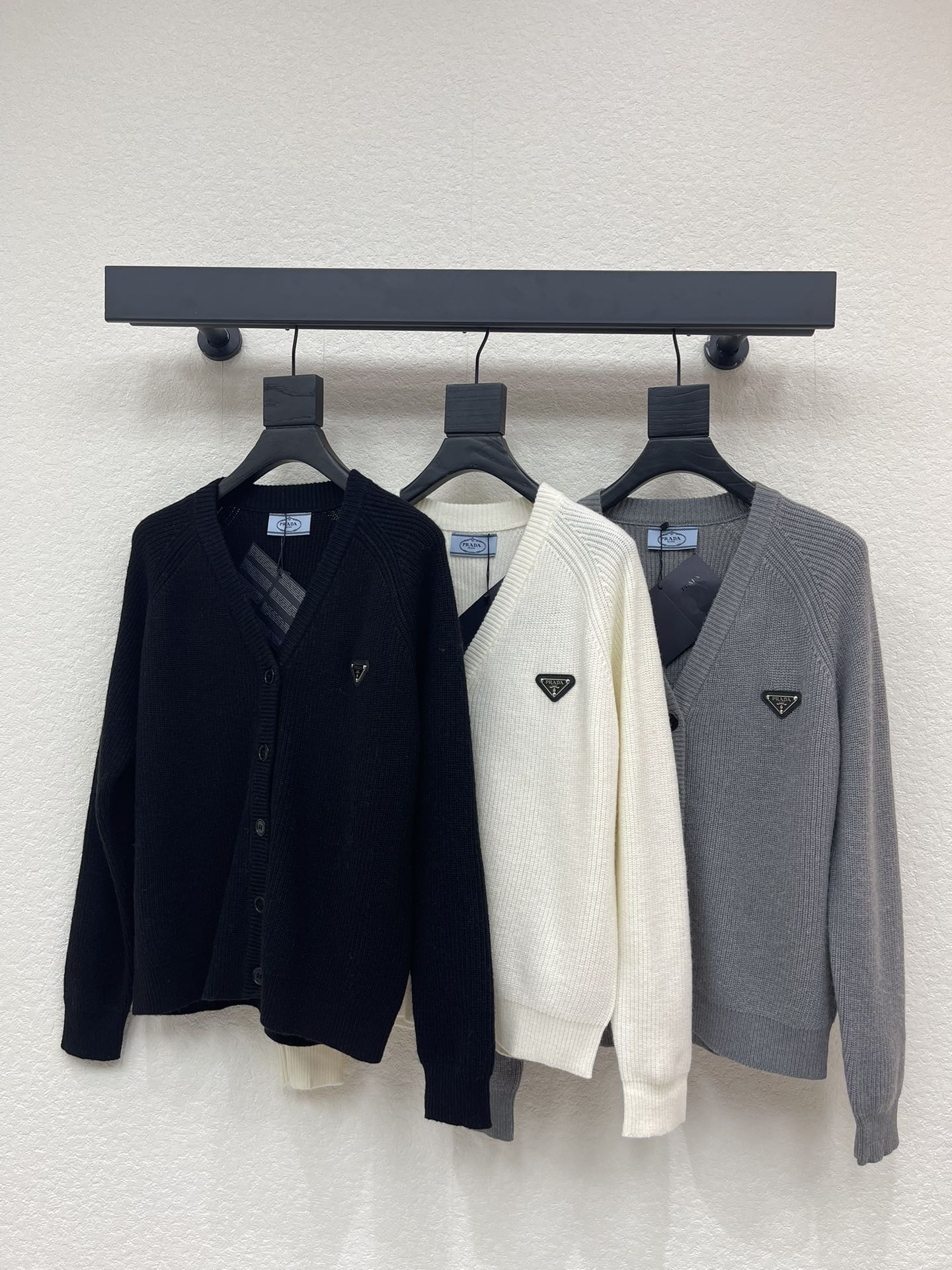 NO:653524,Prad* 2025 autumn and winter latest series!  V-neck knitted long-sleeved cardigan!  Customized wool yarn weaving, delicate and soft, comfortable and breathable V-neck knitted cardigan, all-over flat knitted crochet visually slimming, decorated with triangle logo on the chest, highlighting the brand style and enriching the visual effect. The dropped shoulder design enhances the sense of relaxation. It is a must-have for daily commuting and dating in the wardrobe. Seasonal fashion items, let elegance and calmness continue forever!  3 colors!  S-M-L3 code!  A,,prada,alexander wang19860909Prad* 2025秋冬最新系列！V 领针织长袖开衫！定制羊毛纱线织造 细腻柔软 舒适透气 V领针织开衫 通体平针钩织视觉显瘦 配合胸前三角标徽标装饰 品牌格调凸显 让视觉效果更丰富 落肩设计提升松弛感 衣橱日常通勤约会必备穿搭 换季时尚单品 让优雅从容延续永恒！3个色！S-M-L3码！A,,prada,alexander wang,Women's clothing