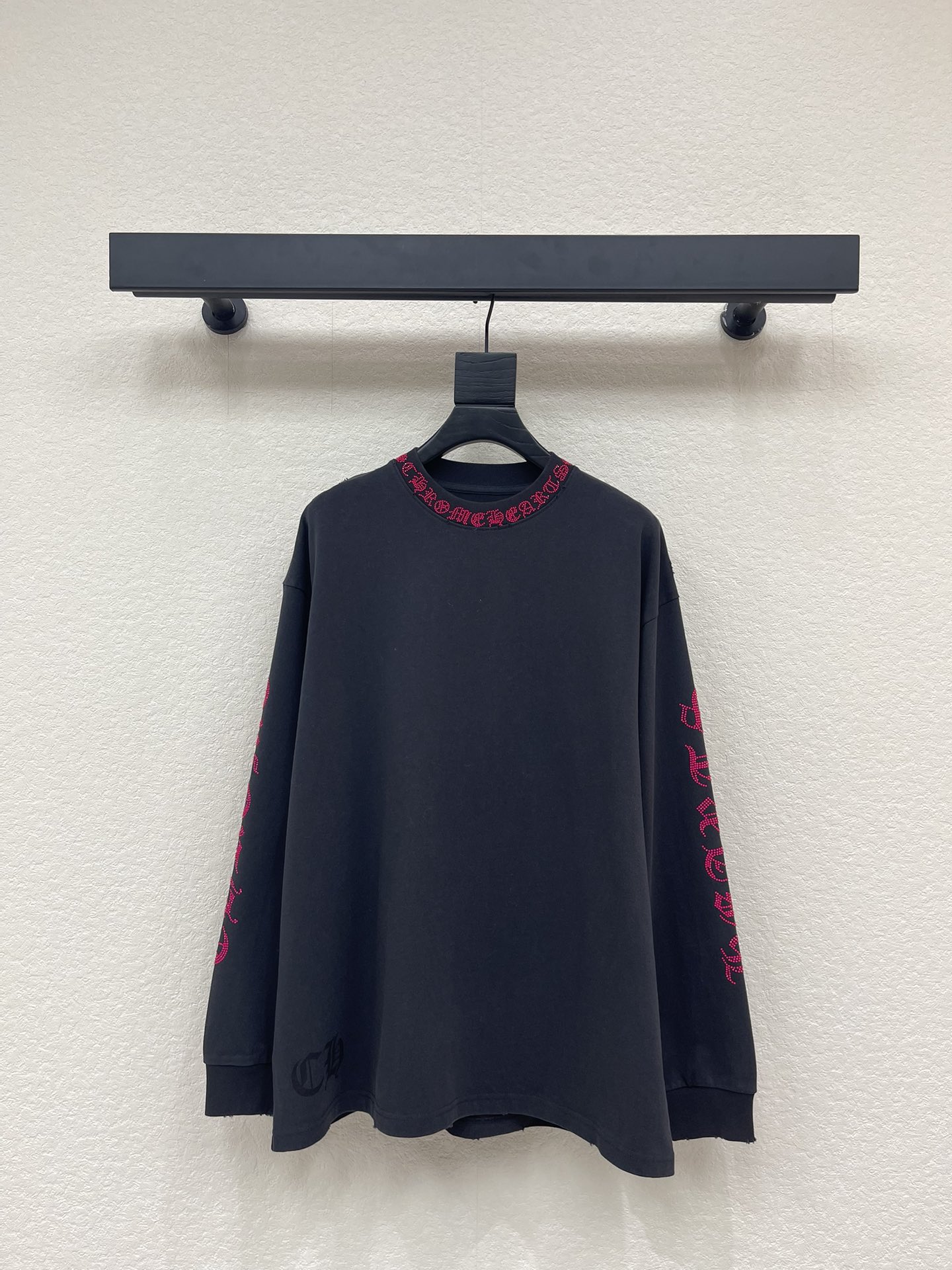 NO:653517,*｜Cro heart arm printed long-sleeved T-shirt 25SS new winter model is available!  This Chrome heart round neck long-sleeved T-shirt is made of pure cotton fabric, with logo printing on the hem, round collar with rose pink studs on the upper body, loose fit, same style for men and women SML A,,chrome hearts,tees,t-shirt,alexander wang19860909*｜克罗心手臂印花长袖T恤 25SS冬季新款上新！此款克罗心圆领长袖T恤采用纯棉面料作而成,下摆徽标印花,圆领袖子玫粉色钉钻点缀上身,宽松版型,男女同款 SML A,,chrome hearts,tees，t-shirt,alexander wang,Women's clothing