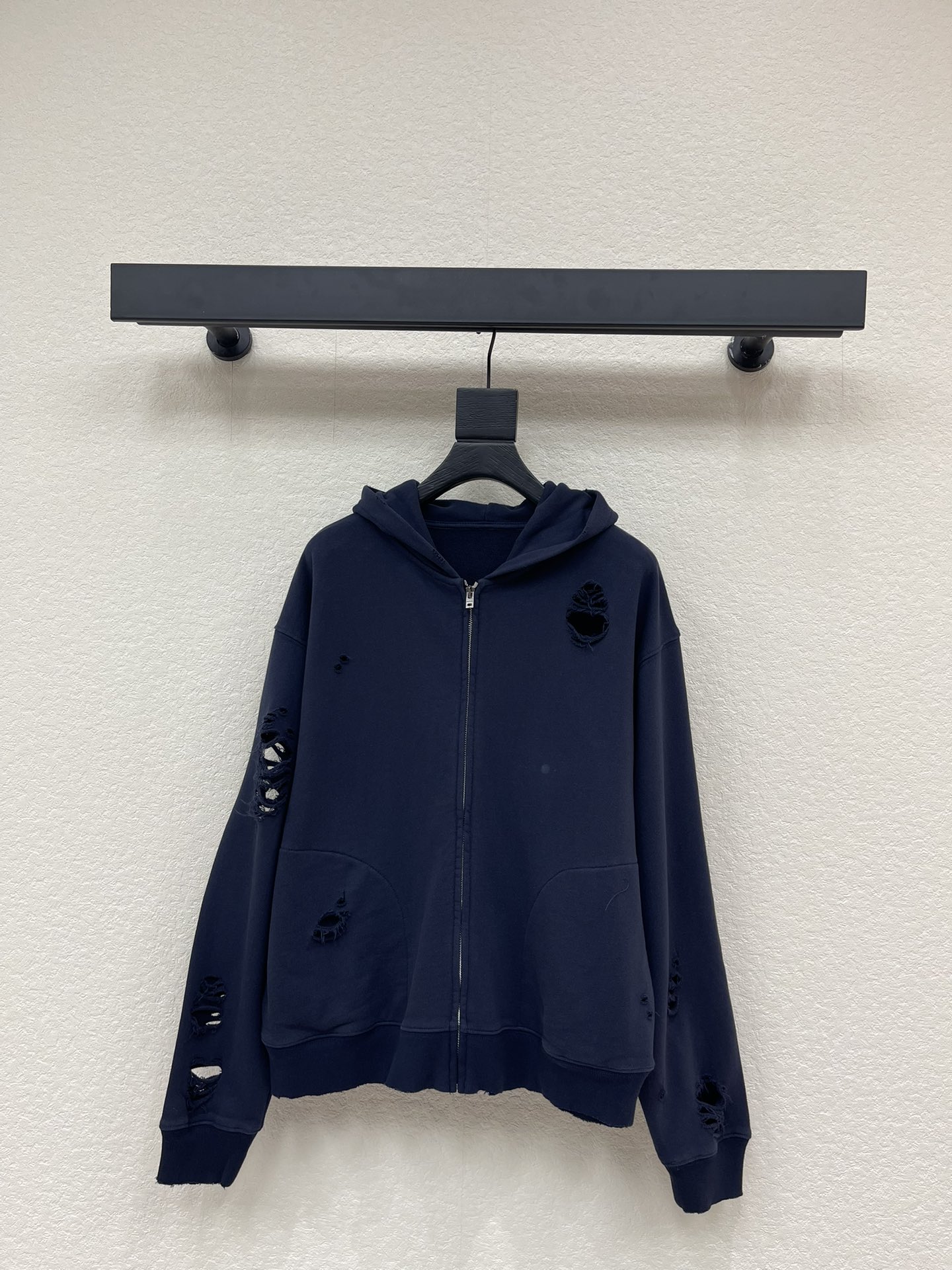 NO:653505,The dark blue base of Acne's hole-printed jacket makes the distressed stamp print extra casual. The hole details bring a niche texture. The loose fit is suitable for various layerings. The Nordic sense of relaxation has been welded into the all-season style logo~SML AA,,acne studios,jackets & coats,alexander wang19860909Acne 破洞印花外套藏蓝基底衬得做旧印章印花格外随性 破洞细节自带小众质感 宽松版型适配各种叠穿 把北欧松弛感焊成了全季的风格标识～SML AA,,acne studios,jackets & coats,alexander wang,Women's clothing