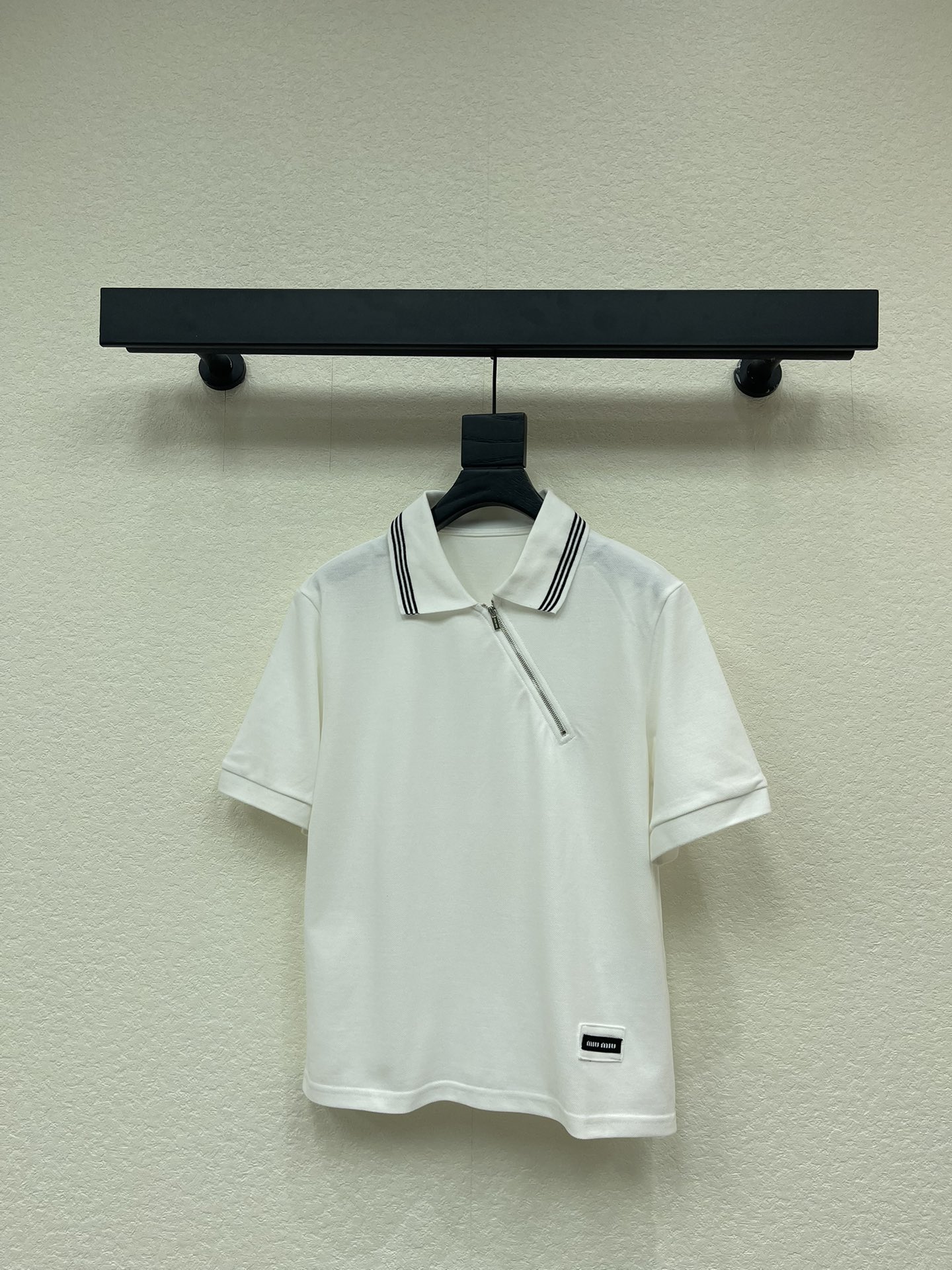 NO:653494,Miu Mi *｜2025 Lapel Diagonal Zipper Short Sleeves Customized YB native jelly cotton material with built-in mesh texture. Perfectly restored to YB. Breathable and comfortable. Cutting. Irregular cuts with contrasting color details make the overall style more cute and sweet. Decorated with contrasting patches to add a sense of fashion. The brand's tonality is suddenly revealed. Versatility regardless of age and skin color. Paired with skirts and trousers. Suitable for age-reducing fashionable retro styles. Customized surface accessories. High version white.  SML,,miumiu,skirts,T-shirt,alexander wang19860909Miu Mi *｜2025翻领斜拉链短袖 定制YB原生朱地全棉材质 自带网孔肌理 完美还原YB 透气舒适 裁剪 不规则裁剪加上撞色细节 让整体格调更显乖巧甜美 以撞色贴布点缀 增加时尚感 品牌调性骤显 百搭不挑年龄肤色 搭配裙装裤装 适配减龄时髦复古风格均可驾驭 定制面辅料 高版本 白色 SML,,miumiu,skirts,T-shirt,alexander wang,Women's clothing
