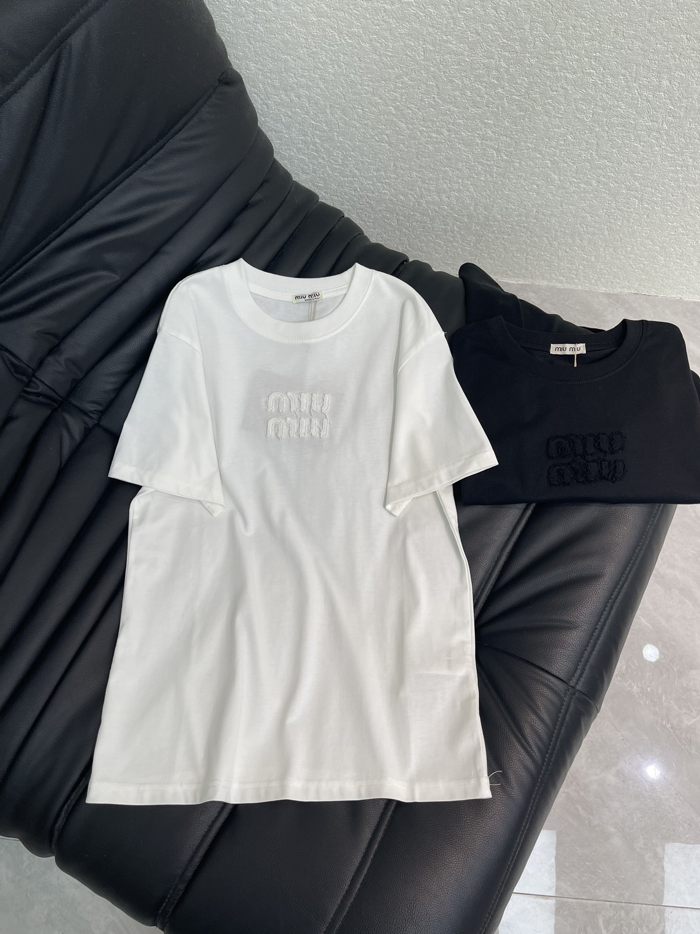 NO:653486,Miumi 2026 early spring new product patchwork short-sleeved T-shirt!  Imported pure cotton fabric!  Place an order quickly!  SML,,miumiu,T-shirt,tees,t-shirt,alexander wang19860909Miumi 2026早春新品 贴布短袖T恤！进口纯棉面料！ 快快报单！SML,,miumiu,T-shirt,tees，t-shirt,alexander wang,Women's clothing