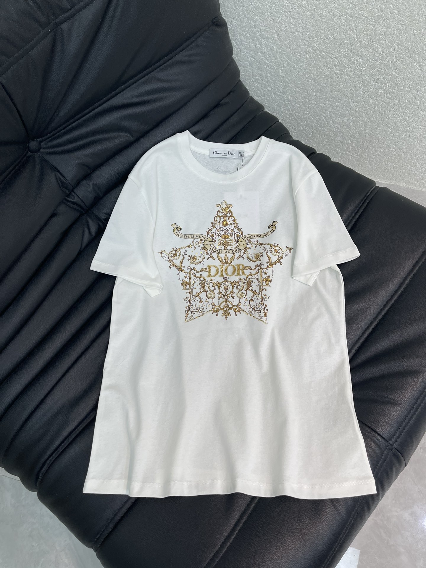 NO:650975,Dio*26 early spring new round neck printed beaded logo short-sleeved T-shirt. Customized YB twill cotton material, comfortable texture, breathable, regular short-sleeved cut, slim and fashionable to wear, printed beaded embroidery technology is used on the chest to outline the five corners made of vine ribbons  The golden letter logo inside the star pattern strengthens the brand identity, makes the sense of fashion and high-end instantly appear, is fashionable and relaxed, and looks stylish when worn alone or inside. SML, dior, T-shirt, tees, t-shirt, alexander  wang19860909Dio*26早春新款圆领印花钉珠徽标短袖T恤.定制YB斜纹全棉材质,质感舒适,穿搭透气,常规短袖剪裁,穿搭显瘦时尚,胸前利用印花钉珠刺绣工艺,勾勒出藤蔓丝带打造的五角星图案内里金色字母徽标,加强品牌标识度,时尚高级感立现,时髦松弛,单穿内搭都出彩时髦.SML,,dior,T-shirt,tees，t-shirt,alexander wang,Women's clothing