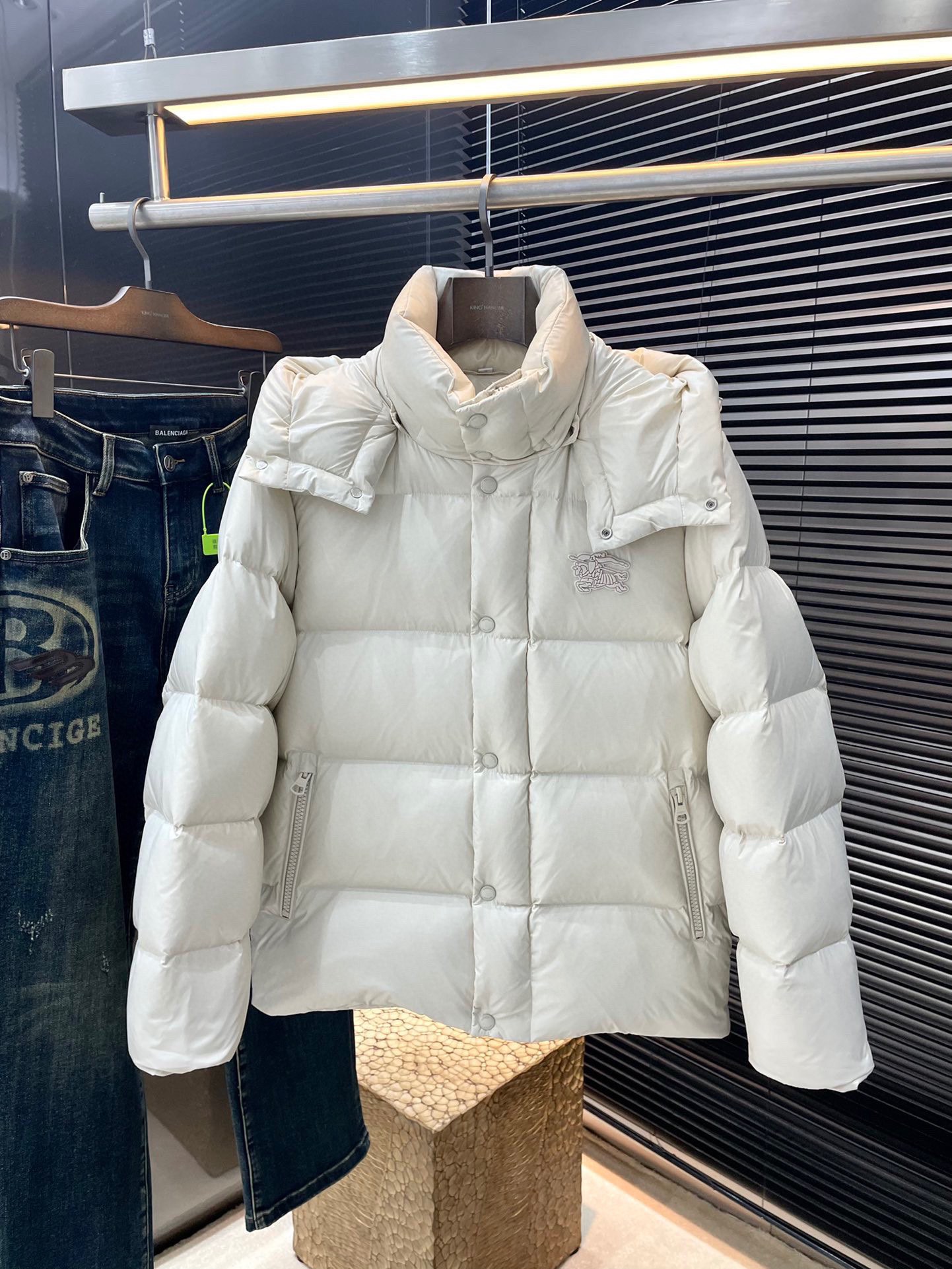 NO:643806,P Burber winter clothing series creates handsome men and highlights masculine temperament. Simple and fashionable commuter down jackets are made of top imported waterproof materials. The texture is very soft and comfortable against the skin. Delicate and smooth texture. Super good fit. The upper body is super stylish and handsome. The down jacket feels like it is wrapped in a top-notch down quilt. It is warm and comfortable. The version is a simple design with three-dimensional cutting. It simply adds points to the whole piece of clothing. The whole piece is warm and has high fluffiness.  National standard 90 white duck down filling has good resilience and can rebound immediately after compression. It is very light, delicate and soft. The better the down, the lighter it is, but the fluffy and fluffy ones are fluffy and light. The upper body is warm and stylish without feeling heavy. It is very wearable and does not look bloated. It can well prevent cold wind invasion!  The first choice for high quality. Compare the details and fabrics. You will know what grade of goods we sell!  Size 48-56,,burberry,burberry,down jacket,alexander wang19860909P  Burber（巴宝）冬装系列 打造帅气型男 彰显男士气质 简约时尚通勤羽绒服 顶级进口防水材料面料 质感很轻柔 贴肤都舒适 细腻顺滑质感 超级好版型 上身超级有型的帅气 羽绒服就感觉包裹了一层顶级的羽绒被 温暖而舒适 版型是立体裁剪的设计简约款 简直给整件衣服加分,整件保暖蓬松度高 国标90白鸭绒填充 回弹力好 压缩后能马上立马回弹起来 非常轻盈 细腻柔软 越好的绒是越轻 但是体积蓬松越大的 蓬松轻盈 上身保暖有型 又不会有负重感 实穿性非常强 不显臃肿 可以很好的防止寒风侵袭！高品质首选 大家到时比一比细节 面料 做你就知道我们卖的是什么级别的货色了！尺码 48-56,,burberry,burberry,down jacket,alexander wang,Men's clothing