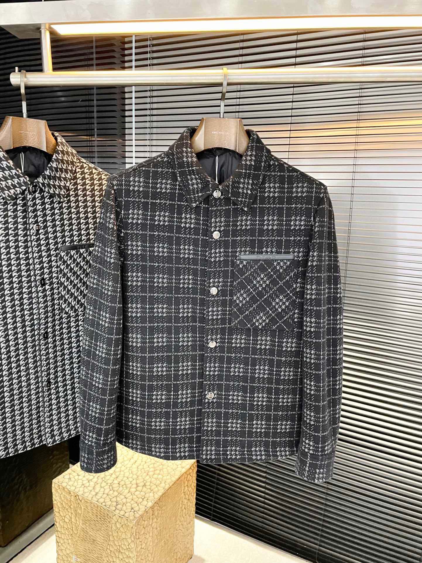 NO:643807,P Dio-(Dior) winter clothing series creates a handsome man and highlights his masculine temperament. Simple and fashionable commuter down jacket. Top-grade imported sheep wool nylon fabric. The texture is very soft and comfortable against the skin. Delicate and smooth texture. Super good fit. The upper body is super stylish and handsome. The down jacket feels like it is wrapped with a top-grade down quilt. It is warm and comfortable. The version is a three-dimensional cut design with simple style. It simply adds points to the whole piece of clothing. The whole piece is warm and has high fluffiness.  National standard 85 white duck down filling has good resilience and can rebound immediately after compression. It is very light, delicate and soft. The better the down, the lighter it is, but the fluffy and fluffy ones are fluffy and light. The upper body is warm and stylish without feeling heavy. It is very wearable and does not look bloated. It can well prevent cold wind invasion!  The first choice for high quality. Compare the details and fabrics. You will know what grade of goods we sell!  Size 48-56,,dior,dior,down jacket,alexander wang19860909P  Dio-（迪奥）冬装系列 打造帅气型男 彰显男士气质 简约时尚通勤羽绒服 顶级进口绵羊毛锦纶面料 质感很轻柔 贴肤都舒适 细腻顺滑质感 超级好版型 上身超级有型的帅气 羽绒服就感觉包裹了一层顶级的羽绒被 温暖而舒适 版型是立体裁剪的设计简约款 简直给整件衣服加分,整件保暖蓬松度高 国标85白鸭绒填充 回弹力好 压缩后能马上立马回弹起来 非常轻盈 细腻柔软 越好的绒是越轻 但是体积蓬松越大的 蓬松轻盈 上身保暖有型 又不会有负重感 实穿性非常强 不显臃肿 可以很好的防止寒风侵袭！高品质首选 大家到时比一比细节 面料 做你就知道我们卖的是什么级别的货色了！尺码 48-56,,dior,dior,down jacket,alexander wang,Men's clothing