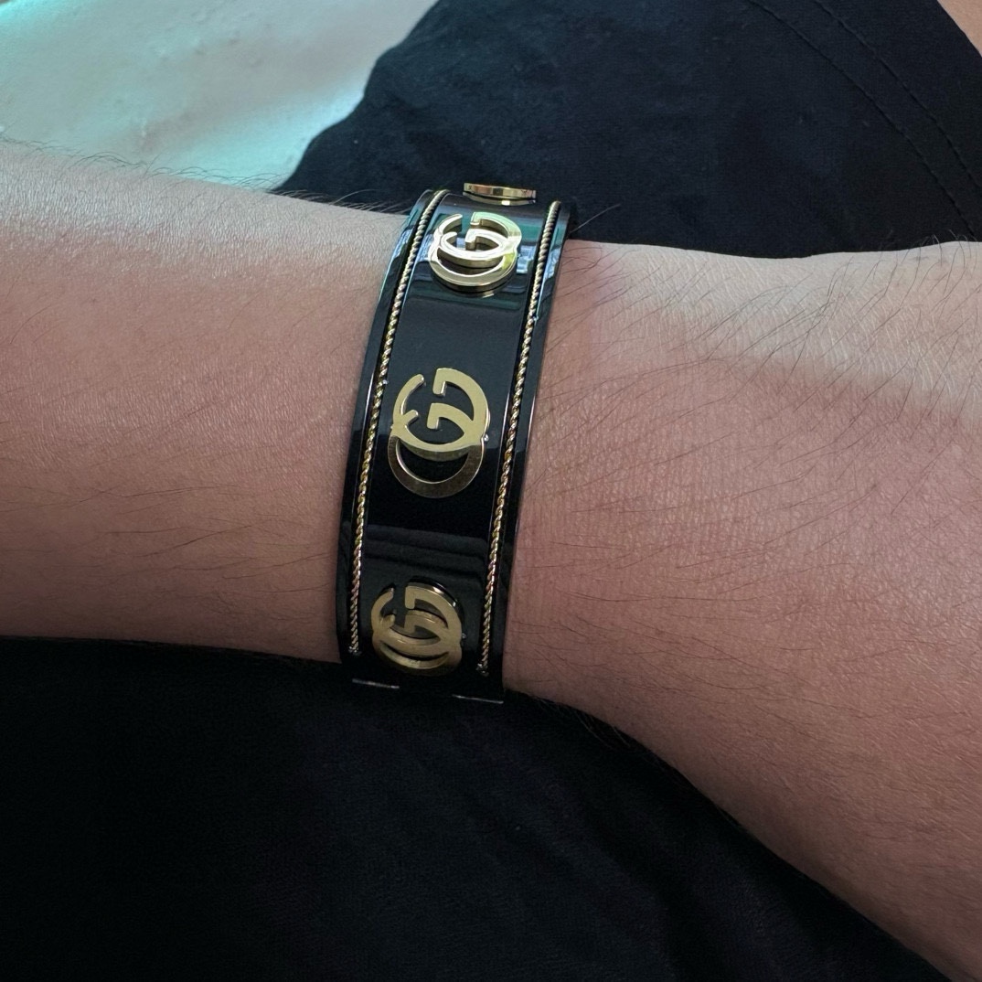 NO:642307,The new Gucci double G carbon black wide version unisex bracelet for couples, super heavy bling bling, the color matching is very good and high-end, the goddess has a high-end temperament, the stainless steel material is not allergic and does not fade. One-to-one exquisite craftsmanship, extremely classic charm, high cost performance, a must-have choice, boutique jewelry, gucci, gucci, bracelet19860909新款古驰Gucci双G炭黑宽版情侣中性款手镯超重工bling bling,颜色搭配得非常好高级感 女神气质高端 精钢材质不过敏不褪色.一比一精美工艺,经典至极的魅物,性价比高 必备必入之选,饰品精品,gucci,gucci,bracelet,Jewelry