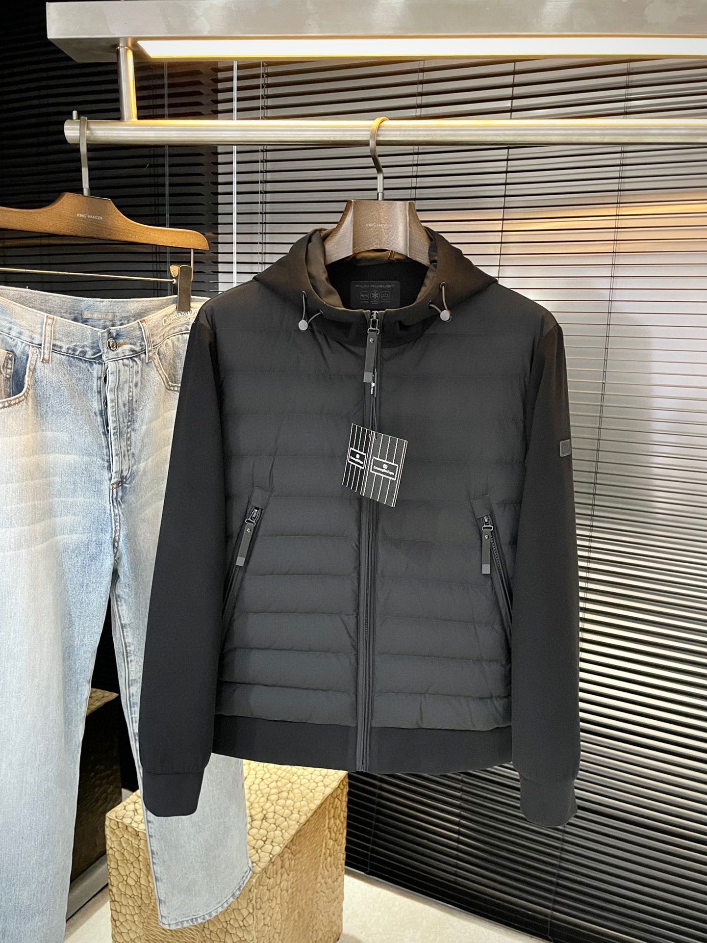 NO:643809,P Z Zegn (Emenia Ermenegildo Zegna) winter clothing series creates a handsome man and highlights his masculine temperament. Simple and fashionable commuter down jacket. Top-grade imported polyester fiber viscose fabric. The texture is very soft and comfortable against the skin. It has a delicate and smooth texture. Super good fit. The upper body is super stylish and handsome. The down jacket feels like it is wrapped with a top-level down quilt. It is warm and comfortable. The version is a simple design with three-dimensional cutting. It simply adds points to the whole piece of clothing. The whole piece is warm and has high fluffiness.  National standard 90 white duck down filling has good resilience and can rebound immediately after compression. It is very light, delicate and soft. The better the down, the lighter it is, but the fluffy and fluffy ones are fluffy and light. The upper body is warm and stylish without feeling heavy. It is very wearable and does not look bloated. It can well prevent cold wind invasion!  The first choice for high quality. Compare the details and fabrics. You will know what grade of goods we sell!  Size 48-56,,zegna,down jacket,alexander wang19860909P  Z Zegn（杰尼亚）冬装系列 打造帅气型男 彰显男士气质 简约时尚通勤羽绒服 顶级进口聚脂纤维粘纤面料 质感很轻柔 贴肤都舒适 细腻顺滑质感 超级好版型 上身超级有型的帅气 羽绒服就感觉包裹了一层顶级的羽绒被 温暖而舒适 版型是立体裁剪的设计简约款 简直给整件衣服加分,整件保暖蓬松度高 国标90白鸭绒填充 回弹力好 压缩后能马上立马回弹起来 非常轻盈 细腻柔软 越好的绒是越轻 但是体积蓬松越大的 蓬松轻盈 上身保暖有型 又不会有负重感 实穿性非常强 不显臃肿 可以很好的防止寒风侵袭！高品质首选 大家到时比一比细节 面料 做你就知道我们卖的是什么级别的货色了！尺码 48-56,,zegna,down jacket,alexander wang,Men's clothing