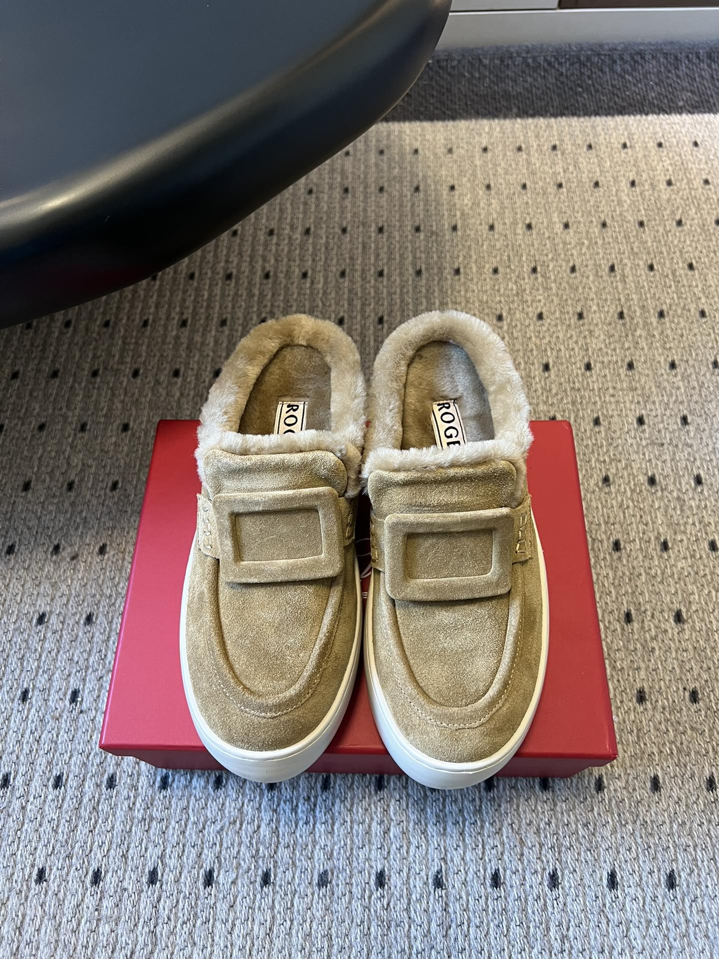 NO:646957,Top quality Roger Vivie* 25ss new warm and plush furry casual shoes for autumn and winter. The upper is made of suede calfskin, and the interior is filled with sheep wool lining. It is thick, soft, skin-friendly and breathable, taking into account warmth and foot feel, and is suitable for autumn and winter low temperature environments. The shoe body is decorated with the brand's classic square buckle decoration, which is a highly recognizable element of the brand. It is simple and exquisite.  The thick-soled foam rubber sole can naturally increase the elongation ratio while maintaining lightness; the shoe shape is a loose Muller half-drag style, which is easy to put on and take off without crowding the feet. The color is a versatile color for autumn and winter, and can be suitable for casual pants, knitted skirts, coats and other wear, taking into account daily commuting and light casual scenes. The upper is high mercerized cow suede, and the lining is wool. The outsole is rubber foam and the height is increased by 4.5cm.  Size 35-40 (customized sizes 40 are non-returnable), furry shoes, roger vivier, skirts, cowhide19860909顶级品质 Roger Vivie* 25ss 秋冬新款保暖加绒毛毛鞋休闲鞋 鞋面是绒面小牛皮,内里填充绵羊毛衬里,厚实柔软且亲肤透气,兼顾保暖性与脚感,适合秋冬低温环境.鞋身点缀品牌经典方扣装饰,是品牌辨识度很高的元素,简约中透出精致感. 厚底发泡橡胶鞋底,既能自然增高拉长比例,又保持了轻便性；鞋型是宽松的穆勒半拖款,穿脱方便且不挤脚.配色属于秋冬百搭色,能适配休闲裤、针织裙、大衣等多种穿搭,兼顾日常通勤与轻休闲场景. 鞋面高丝光牛反绒 内里羊毛 大底橡胶发泡大底 增高4.5cm Size35-40码（40码定制不退换）,毛毛鞋,roger vivier,skirts,cowhide,Women's Shoes