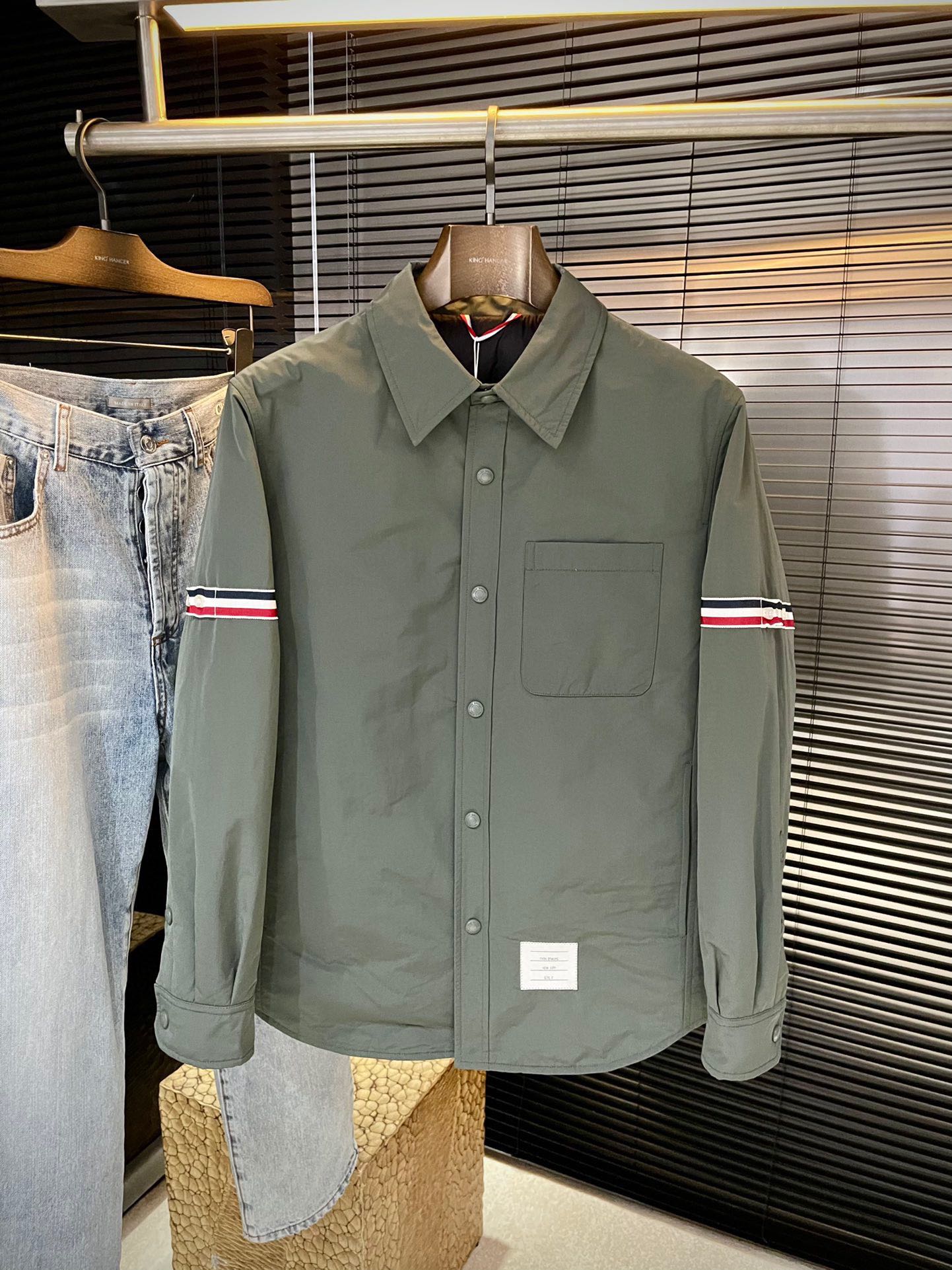 NO:643811,P Thom Brwne-(Thom Brown) foreign trade export orders!  The latest down shirt jacket, extremely cold-proof, simple and comfortable commuter down, customized with the highest quality 90 white goose down polyester fiber fabric, extremely fluffy, full of filling, light and not weighing down, fashionable and simple, very suitable for sweaters and sweaters, original fabric, warm and stylish purchasing agent level - recommended to keep for yourself!  Size 48-56,,thom browne,hoodie,sweatshirts,jackets & coats,sweaters,shirts,down jacket,alexander wang19860909P  Thom Brwne-（汤姆布朗）外贸出口订单！最新羽绒衬衫外套 极度防寒 简洁舒适的通勤羽绒,定制最高等90白鹅绒聚脂纤维面料、蓬松度极好,填充物饱满,轻便不压身,时尚简约,内搭卫衣、毛衣都非常合适,原版面料,保暖有型代购级别-推荐自留款！尺码 48-56,,thom browne,hoodie,sweatshirts,jackets & coats,sweaters,shirts,down jacket,alexander wang,Men's clothing