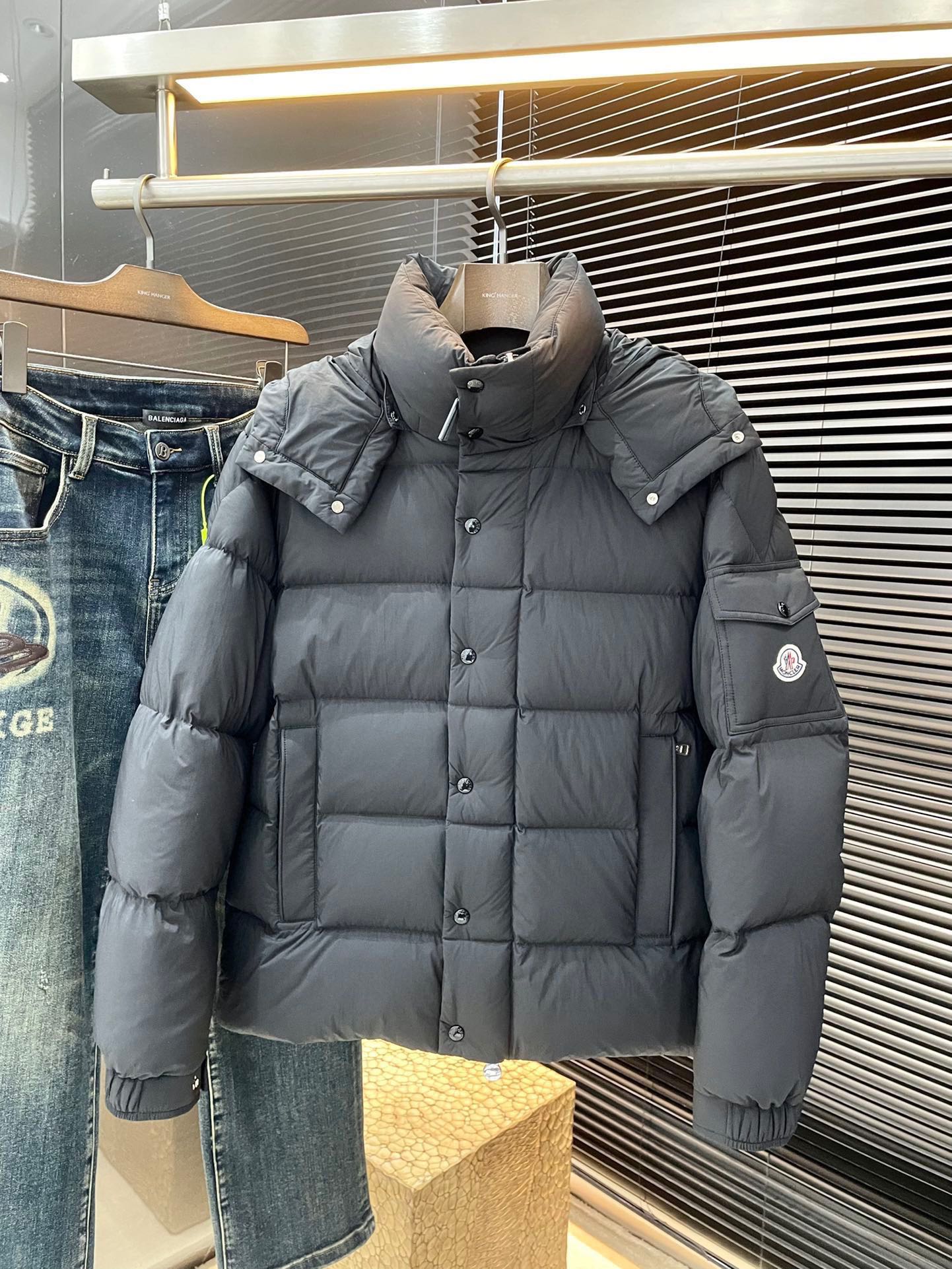 NO:643813,P Monch (Mengjia) winter clothing series creates handsome men and highlights masculine temperament. Simple and fashionable commuter down jackets are made of top imported waterproof materials. The texture is very soft and comfortable against the skin. Delicate and smooth texture. Super good fit. The upper body is super stylish and handsome. The down jacket feels like it is wrapped in a top-notch down quilt. It is warm and comfortable. The version is a simple design with three-dimensional cutting. It simply adds points to the whole dress. The whole piece is warm and lofty.  National standard 90 white duck down filling has good resilience and can rebound immediately after compression. It is very light, delicate and soft. The better the down, the lighter it is, but the fluffy and fluffy ones are fluffy and light. The upper body is warm and stylish without feeling heavy. It is very wearable and does not look bloated. It can well prevent cold wind invasion!  The first choice for high quality. Compare the details and fabrics. You will know what grade of goods we sell!  Size 1 2 3 4 5,,down jacket,alexander wang19860909P  Monch（蒙家）冬装系列 打造帅气型男 彰显男士气质 简约时尚通勤羽绒服 顶级进口防水材料面料 质感很轻柔 贴肤都舒适 细腻顺滑质感 超级好版型 上身超级有型的帅气 羽绒服就感觉包裹了一层顶级的羽绒被 温暖而舒适 版型是立体裁剪的设计简约款 简直给整件衣服加分,整件保暖蓬松度高 国标90白鸭绒填充 回弹力好 压缩后能马上立马回弹起来 非常轻盈 细腻柔软 越好的绒是越轻 但是体积蓬松越大的 蓬松轻盈 上身保暖有型 又不会有负重感 实穿性非常强 不显臃肿 可以很好的防止寒风侵袭！高品质首选 大家到时比一比细节 面料 做你就知道我们卖的是什么级别的货色了！尺码 1 2 3 4 5,,down jacket,alexander wang,Men's clothing