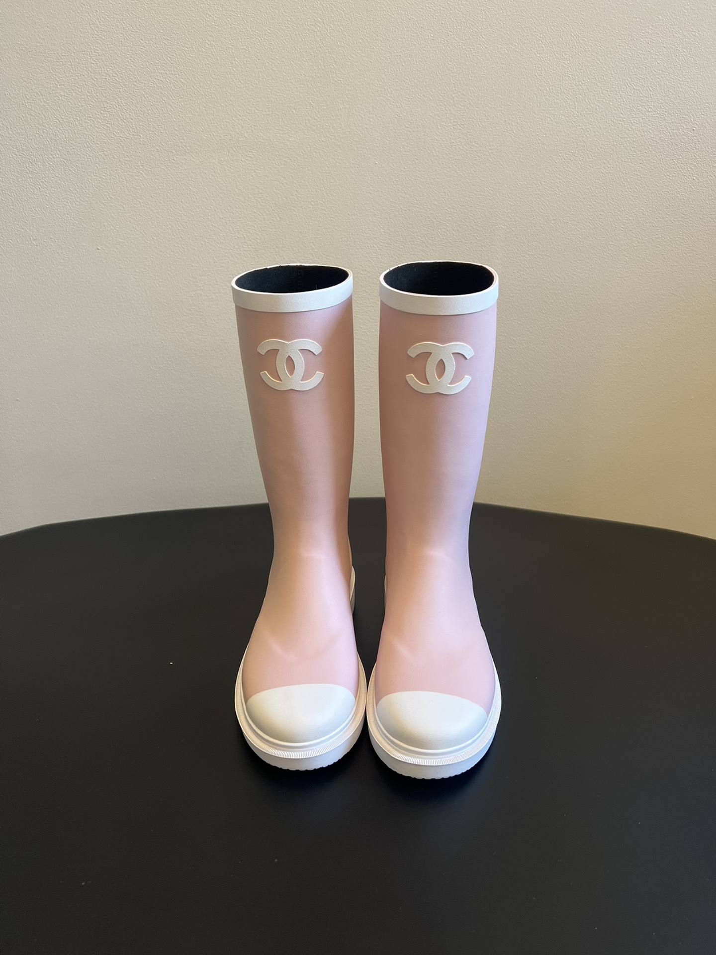 NO:648020,Top quality Chane* Xiaoxiang rubber non-slip rain boots are made of waterproof rubber material, which is both practical and durable. It is suitable for wet scenes such as rainy days. It has a classic black and white color scheme + brand double C logo. The style is simple and advanced, with a light luxury texture. The shoe shape is mid-calf style, and the contrasting design of the boot opening and toe increases the level of detail and is not monotonous.  The thick-soled shoe type combines comfortable foot feel with a slight heightening effect, making daily walking easy. The design combines fashion and functionality, and can be used as rain gear or as a daily styling item. Rubber upper, cotton wool lining, outsole, rubber outsole, increased by 3.5cm, size 35-41 (customized size 40 is not returnable), boots, chanel, boots, rain boots19860909顶级品质 Chane* 小香橡胶防滑雨靴长筒靴 采用防水橡胶材质,兼具实用性与耐用性,适配雨天等潮湿场景经典黑白配色+品牌双C标识,风格简约高级,自带轻奢质感.鞋型是中筒款式,靴口和鞋头的撞色设计增加细节层次,不单调 厚底鞋型兼顾舒适脚感与轻微增高效果,日常行走轻松.设计融合时尚与功能性,既能作为雨具使用,也可作为日常造型单品. 鞋面橡胶 内里棉毛布 大底橡胶大底 增高3.5cm size35-41码（40码定制不退换）,靴子,chanel,boots,rain boots,Women's Shoes