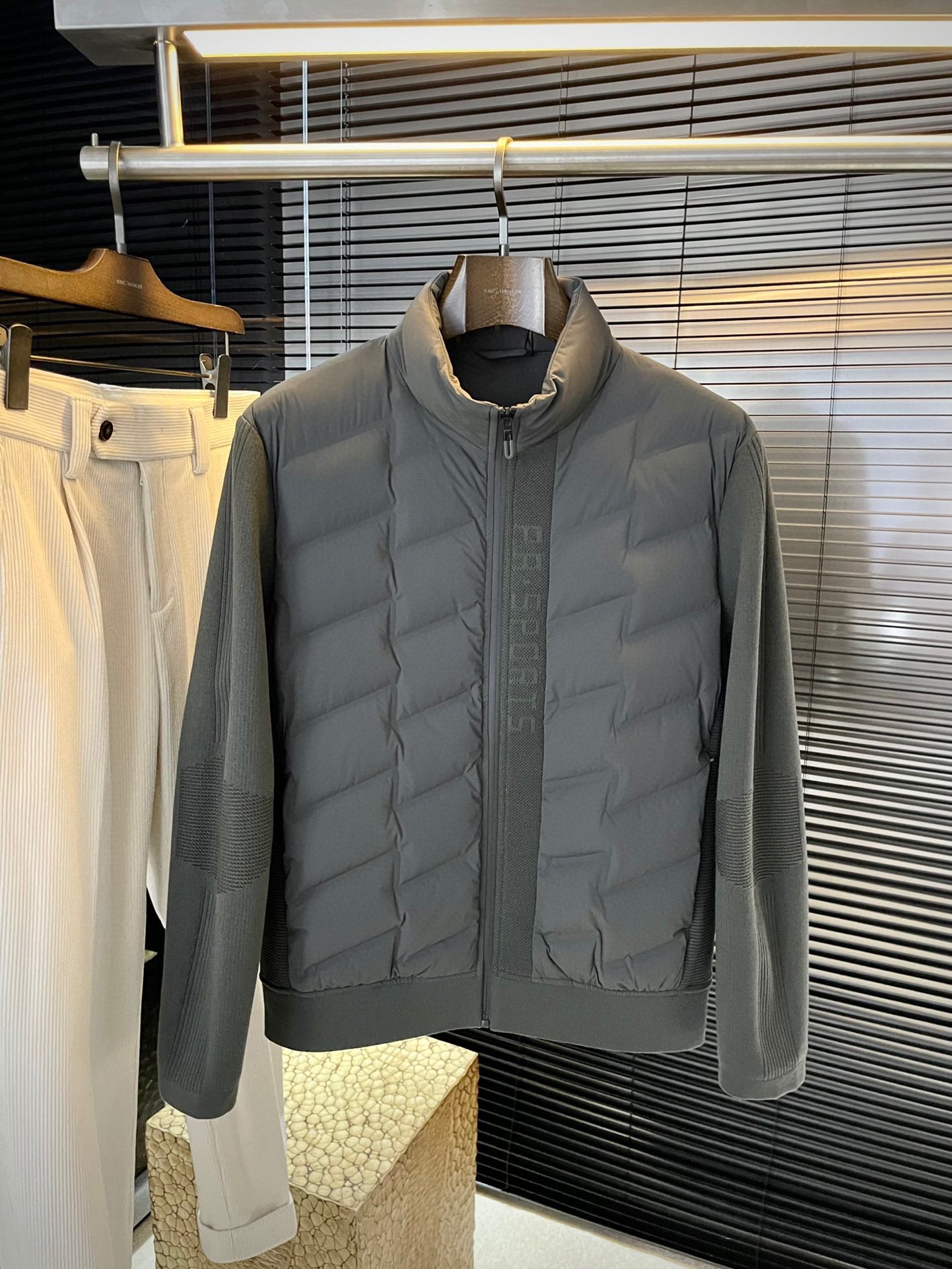 NO:643815,P EmporioArm-(EmporioArm) foreign trade export order!  The latest down jacket is extremely cold-proof, simple and comfortable commuter down, customized with the highest quality 85 white duck down Lyocell nylon fabric, extremely fluffy, full of filling, light and not pressurizing, fashionable and simple, very suitable for sweaters and sweaters, original fabric, warm and stylish purchasing agent level - recommended to keep for yourself!  Size 48-56,,hoodie,sweatshirts,jackets & coats,sweaters,down jacket,alexander wang19860909P  EmporioArm-（阿玛）外贸出口订单！最新羽绒外套 极度防寒 简洁舒适的通勤羽绒,定制最高等85白鸭绒莱赛尔锦纶面料、蓬松度极好,填充物饱满,轻便不压身,时尚简约,内搭卫衣、毛衣都非常合适,原版面料,保暖有型代购级别-推荐自留款！尺码 48-56,,hoodie,sweatshirts,jackets & coats,sweaters,down jacket,alexander wang,Men's clothing