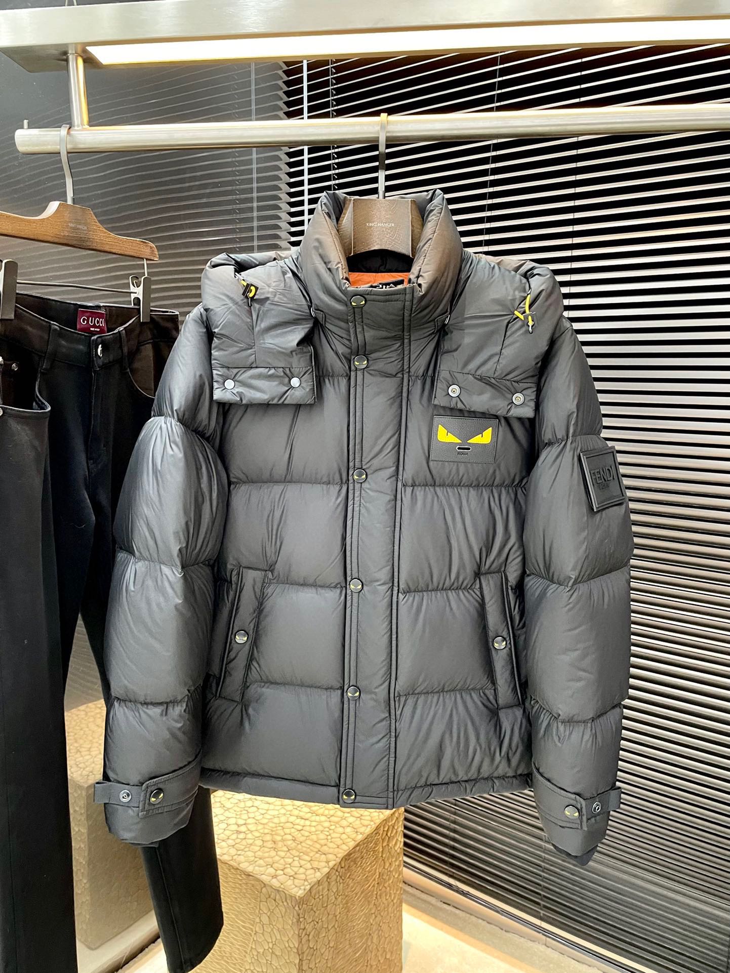 NO:643817,P FEND (Fenjia) winter clothing series creates a handsome man and highlights his masculine temperament. Simple and fashionable commuter down jacket. Top-grade imported polyester fiber fabric. The texture is very soft and comfortable against the skin. It has a delicate and smooth texture. It has a super good fit. The upper body is super stylish and handsome. The down jacket feels like it is wrapped in a top-notch duvet. It is warm and comfortable. The version is a simple design with three-dimensional cutting. It simply adds points to the whole dress. The whole piece is warm and fluffy.  National standard 90 white duck down filling has good resilience and can rebound immediately after compression. It is very light, delicate and soft. The better the down, the lighter it is, but the fluffy and fluffy ones are fluffy and light. The upper body is warm and stylish without feeling heavy. It is very wearable and does not look bloated. It can well prevent cold wind invasion!  The first choice for high quality. Compare the details and fabrics. You will know what grade of goods we sell!  Size M to 3XL,,fendi,fendi,down jacket,alexander wang19860909P  FEND（芬家）冬装系列 打造帅气型男 彰显男士气质 简约时尚通勤羽绒服 顶级进口聚脂纤维面料 质感很轻柔 贴肤都舒适 细腻顺滑质感 超级好版型 上身超级有型的帅气 羽绒服就感觉包裹了一层顶级的羽绒被 温暖而舒适 版型是立体裁剪的设计简约款 简直给整件衣服加分,整件保暖蓬松度高 国标90白鸭绒填充 回弹力好 压缩后能马上立马回弹起来 非常轻盈 细腻柔软 越好的绒是越轻 但是体积蓬松越大的 蓬松轻盈 上身保暖有型 又不会有负重感 实穿性非常强 不显臃肿 可以很好的防止寒风侵袭！高品质首选 大家到时比一比细节 面料 做你就知道我们卖的是什么级别的货色了！尺码 M一3XL,,fendi,fendi,down jacket,alexander wang,Men's clothing