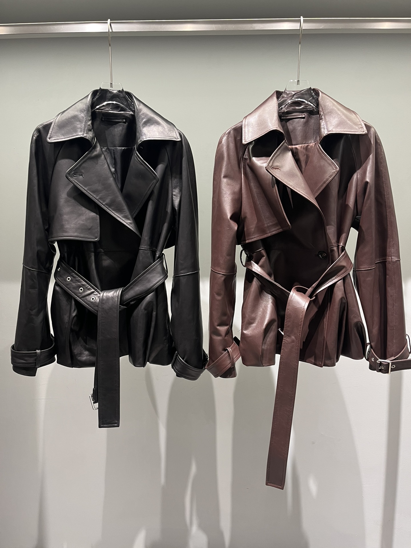 NO:638561,, Loewe sheepskin windbreaker, burgundy, black and blue, the original 1:1 customized details are very exquisite, Loewe, loewe, sheepskin, alexander wang19860909,罗意威羊皮风衣,酒红黑色还有蓝色,原版1:1定制细节很精致,罗意威,loewe,sheepskin,alexander wang,Women's clothing