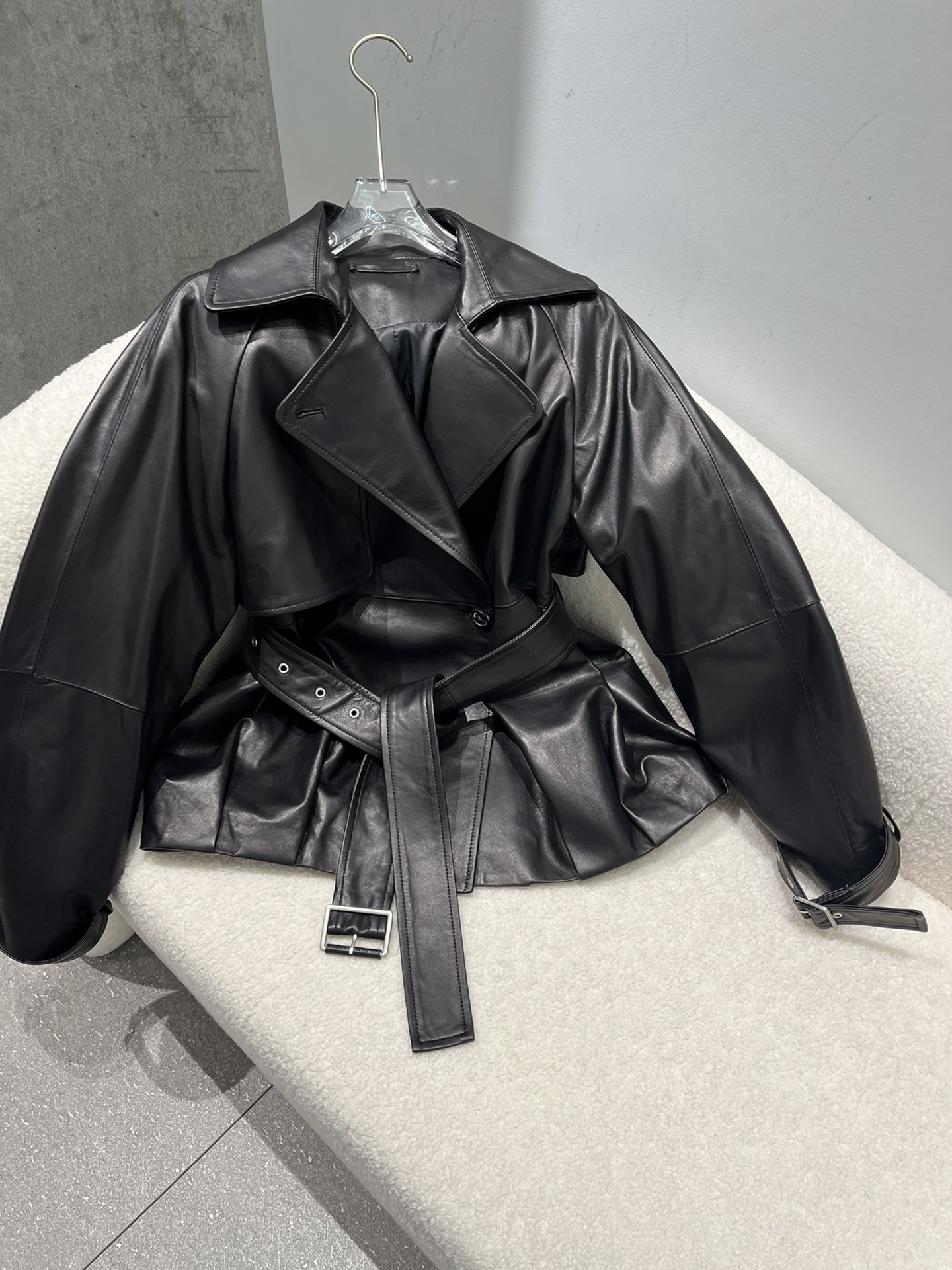 NO:638567,All belt loops have logos, and the back label has oil edge craftsmanship, Loewe, loewe, alexander wang19860909腰带袢全部带logo,背标做了油边工艺,罗意威,loewe,alexander wang,Women's clothing