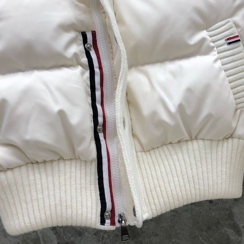 THOM BROWNE 汤姆布朗 TB🌺女款高版本，网红爆款折叠半高领女款羽绒服（含白鸭绒90%）  \