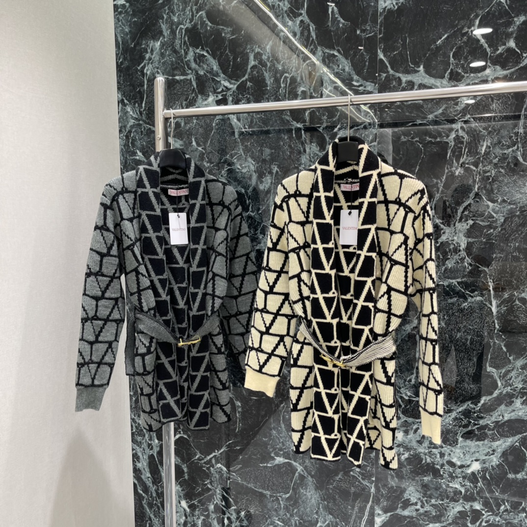 NO:639047,Val Warren 25 new autumn and winter style presbyopia knitted long cardigan, classic geometric presbyopia pattern + Maillard color matching, full of retro and high-end feeling, loose version with belt to modify the body proportions, elegant and casual, it is OK for daily wear or autumn and winter atmosphere wear! Two colors SML, Valentino-clothing, valentino, alexander wang19860909Val华伦 25秋冬新款 老花针织长款开衫 经典几何老花图案+美拉德配色 复古高级感满满 宽松版型搭配腰带修饰身材比例 优雅又随性日常外搭或秋冬氛围感穿搭都很OK!两个色SML,华伦天奴-服装,valentino,alexander wang,Women's clothing