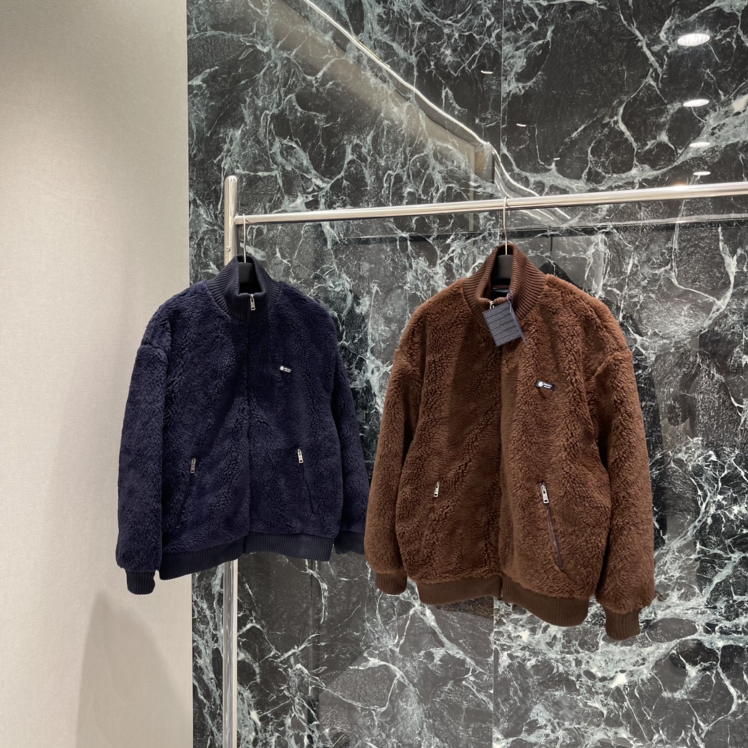 NO:702113,PD 25 new autumn and winter lamb wool jacket. The triangle logo on the chest is very recognizable. Ribbed knitted collar, cuffs and hem. Comfortable and stylish zipper design for easy putting on and taking off. It is also very fashionable to layer in autumn and winter. It can easily create a warm and casual look! Two colors are in stock. SML, Prada-clothing, prada, jackets & coats,19860909PD 25秋冬新款 羊羔毛外套 胸前三角徽标超有辨识度 罗纹针织领口袖口和下摆 舒适又有型拉链设计方便穿脱,秋冬叠穿也很时髦,轻松打造温暖随性look!两个色现货SML,普拉达-服装,prada,jackets & coats,,Women's clothing