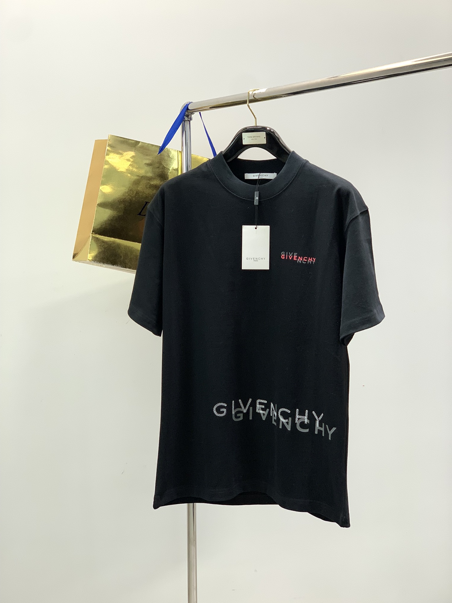 NO:656394,, Givenchy, 2025 summer and autumn latest products, available at counters simultaneously, original goods, fashionable and casual round neck short-sleeved T-shirt, imported original fabrics, top-notch printing technology letter pattern decoration logo, original hardware accessories decoration, extremely high grade, comfortable and versatile, handsome and stylish upper body, 3 colors recommended, size S-XL,,givenchy,givenchy,T-shirt,tees,t-shirt,alexander wang19860909,Givenchy 纪梵希,2025夏秋最新品,专柜同步有售,原单狠货,时尚休闲圆领短袖T恤,进口原版面料,顶级印花工艺字母图案装饰logo,原版五金辅料装饰,档次极高,舒适百搭,上身帅气有型,3色推荐,码数S-XL,,givenchy,givenchy,T-shirt,tees，t-shirt,alexander wang,Men's clothing