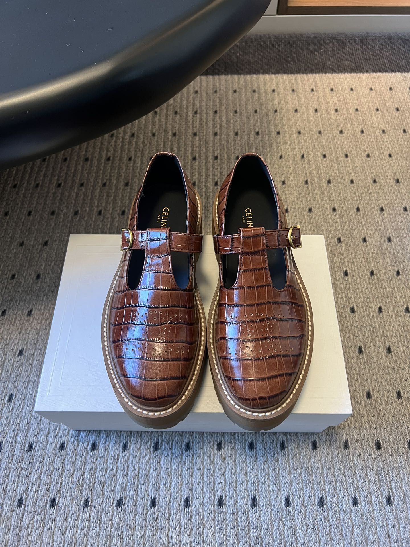 NO:648003,Top quality Celin*25ss Arc de Triomphe thick-soled Mary Jane shoes. Retro Mary Jane shoe style, with T-strap + Arc de Triomphe metal buckle. The brand's iconic elements are highly recognizable. They have a retro elegance and a sweet and cool 'golden style'.  The thick-soled design can not only increase the height invisibly, but also is more stable than thin heels; the lining is mostly made of genuine leather, which is breathable and not stuffy. The toe is a small square toe, which does not squeeze the feet and modifies the foot shape; suitable for skirts and trousers, and can be worn in daily/light formal occasions. The upper is cowhide/patent leather/open edge beads, the lining is sheepskin, the outsole is rubber sole/foam sole, and the height is increased by 4cm  size 35-41 (customized sizes 40 and 41 are not returnable), loafers, celine, loafers, mary jane, skirts, cowhide, sheepskin19860909顶级品质 Celin*25ss凯旋门厚底玛丽珍鞋 复古玛丽珍鞋型,搭配T字带+凯旋门金属扣,品牌标志性元素,辨识度高,既有复古优雅感,又带点甜酷的“千金风”. 厚底设计既能隐形增高,又比细跟更稳；内里多为真皮材质,透气不闷脚.鞋头是小方圆头,不挤脚且修饰脚型；适配裙装、裤装,日常/轻正式场合都能穿. 鞋面牛皮/漆皮/开边珠 内里羊皮 大底橡胶底/发泡底 增高4cm size35-41码（40、41码定制不退换）,乐福鞋,celine,loafers,mary jane,skirts,cowhide,sheepskin,Women's Shoes