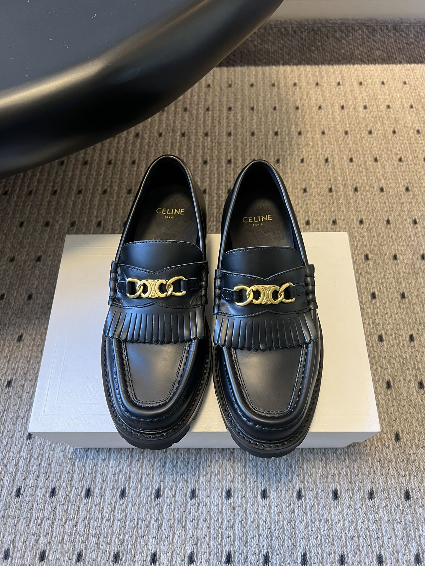 NO:648008,Top quality Celin*25ss Arc de Triomphe thick-soled loafer casual shoes. The shoe body has a double-C Arc de Triomphe metal buckle, which is highly recognizable and has a light luxury texture. The thick-soled loafer shoe shape not only retains the 'one-step' convenience of loafers, but also can increase the height invisibly; the toe is a round square toe design, which does not squeeze the foot and modifies the foot shape.  It is made of glossy/matte leather, with tassels, stitching and other decorations, to add a retro atmosphere; the leather texture is delicate and easy to take care of in daily life. It is a 'gender-neutral' item, which can be salty or sweet - it looks like a commuter elite when worn with a suit, and it is relaxed and casual when worn with jeans. It is suitable for a variety of dressing scenes. The upper is cowhide/patent leather/open edge beads, the lining is sheepskin, the outsole is rubber sole/foam sole, and the height is increased by 3cm.  size 35-41 (customized sizes 40 and 41 are not returnable), loafers, celine, loafers, jeans, business suit, cowhide, sheepskin19860909顶级品质 Celin*25ss凯旋门厚底乐福鞋休闲鞋单鞋 鞋身带双C凯旋门金属扣,辨识度极高,自带轻奢质感.厚底乐福鞋型,既保留了乐福鞋的“一脚蹬”便捷性,又能隐形增高；鞋头是圆润的方头设计,不挤脚且修饰脚型. 采用亮面/哑光皮革,加入流苏、缝线等装饰,增加复古氛围感；皮革质感细腻,日常好打理.属于“无性别风”单品,可盐可甜——搭西装是通勤精英感,搭牛仔裤是松弛随性风,适配多种穿搭场景. 鞋面牛皮/漆皮/开边珠 内里羊皮 大底橡胶底/发泡底 增高3cm size35-41码（40、41码定制不退换）,乐福鞋,celine,loafers,jeans,business suit,cowhide,sheepskin,Women's Shoes