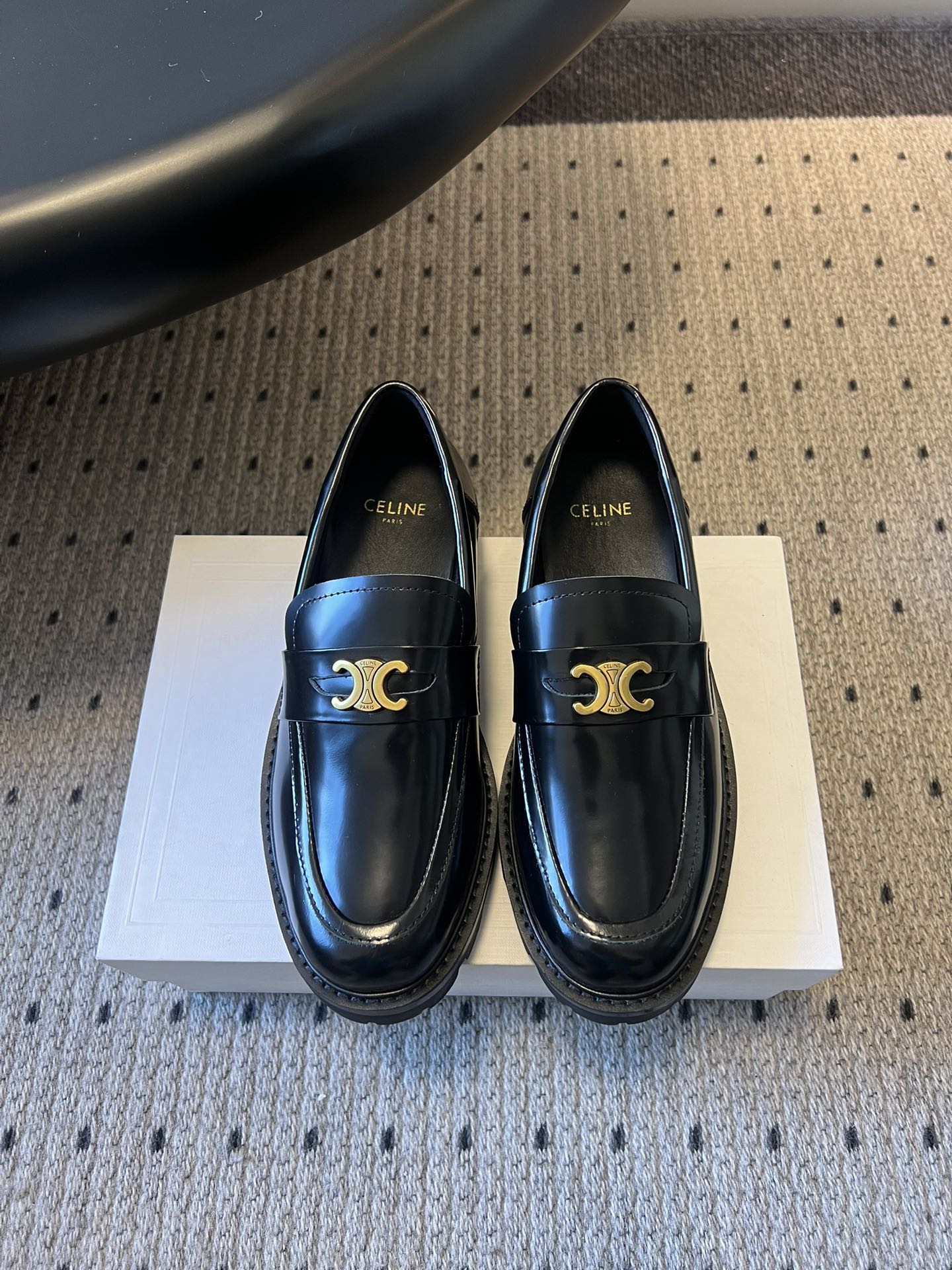 NO:648013,Top quality Celin*25ss Arc de Triomphe thick-soled metal buckle loafers casual shoes. The shoe body is embellished with Arc de Triomphe metal buckles/metal tassels, and some models also have metal plaques, making them recognizable as light luxury. Thick sole + loafer shoe type, 'one-slip' easy to put on and take off, the thick sole is both taller and more stable than a stiletto heel; the square toe design modifies the foot shape and does not squeeze the toes.  Made of glossy/matte leather, the texture is delicate and durable; some models add retro elements such as tassels and stitching to make the style richer. It is a 'versatile style' that can be worn with a suit for a commuter elite style or paired with jeans for a relaxed and casual feel. The brown/black/caramel color and other colors are suitable for different wearing scenarios. The upper is cowhide/patent leather/open edge beads, the lining is sheepskin, the outsole is rubber sole/foam sole, and the height is increased by 3cm.  size 35-41 (customized sizes 40 and 41 are not returnable), loafers, celine, loafers, jeans, business suit, cowhide, sheepskin19860909顶级品质 Celin*25ss凯旋门厚底金属扣乐福鞋休闲鞋单鞋 鞋身点缀凯旋门金属扣/金属流苏,部分款还有金属饰牌,轻奢辨识度拉满.厚底+乐福鞋型,“一脚蹬”穿脱方便,厚底既增高又比细跟更稳；方头设计修饰脚型,不挤脚趾. 采用亮面/哑光皮革,质感细腻耐用；部分款加入流苏、缝线等复古元素,风格更丰富.属于“百搭款”搭西装是通勤精英风,搭牛仔裤是松弛休闲感,棕/黑/焦糖色等配色适配不同穿搭场景. 鞋面牛皮/漆皮/开边珠 内里羊皮 大底橡胶底/发泡底 增高3cm size35-41码（40、41码定制不退换）,乐福鞋,celine,loafers,jeans,business suit,cowhide,sheepskin,Women's Shoes