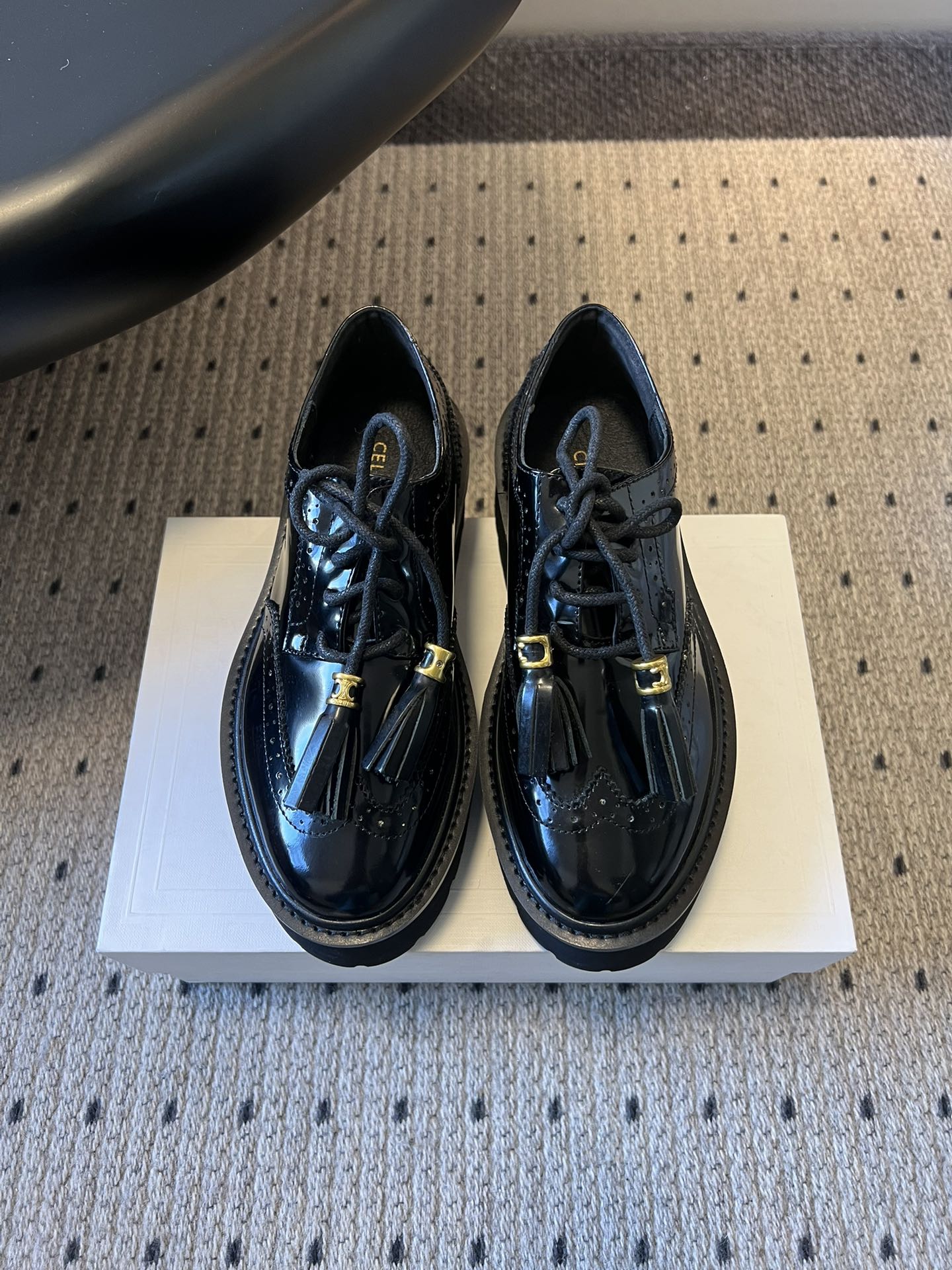 NO:647997,Top quality Celin*25ss Arc de Triomphe glossy brogue thick-soled leather shoes. They combine brogue carving craftsmanship and Arc de Triomphe metal buckle tassels. They are retro and elegant with the brand's signature light luxury. The lace design increases the adjustment space for dressing. They are made of glossy patent leather, which has a strong gloss and is more visually refined. The leather is soft and soft, taking into account both beauty and comfort.  Thick sole + round toe design, the thick sole is invisible and stable when walking, the round toe modifies the foot shape without squeezing the foot, and is suitable for most foot types. It not only retains the formal feeling of leather shoes, but also has a sweet and cool temperament due to the tassels and glossy elements. It can be worn with suits, dresses, and jeans in different styles. Upper cowhide/patent leather/open edge beads, lining sheepskin, outsole rubber sole/foam sole, increased by 5cm  size 35-41 (customized sizes 40 and 41 are not returnable), loafers, celine, loafers, skirts, jeans, business suit, cowhide, sheepskin19860909顶级品质 Celin*25ss凯旋门亮面布洛克厚底皮鞋 融合布洛克雕花工艺+凯旋门金属扣流苏,复古优雅中带着品牌标志性的轻奢感；系带设计增加了穿搭的调整空间.采用亮面漆皮,光泽感强、视觉上更显精致；皮质柔软度不错,兼顾美观与上脚舒适度. 厚底+圆头设计,厚底隐形增高且走路稳,圆头修饰脚型不挤脚,适配多数脚型.既保留了皮鞋的正式感,又因流苏、亮面元素带点甜酷气质,搭西装、连衣裙、牛仔裤都能穿出不同风格. 鞋面牛皮/漆皮/开边珠 内里羊皮 大底橡胶底/发泡底 增高5cm size35-41码（40、41码定制不退换）,乐福鞋,celine,loafers,skirts,jeans,business suit,cowhide,sheepskin,Women's Shoes