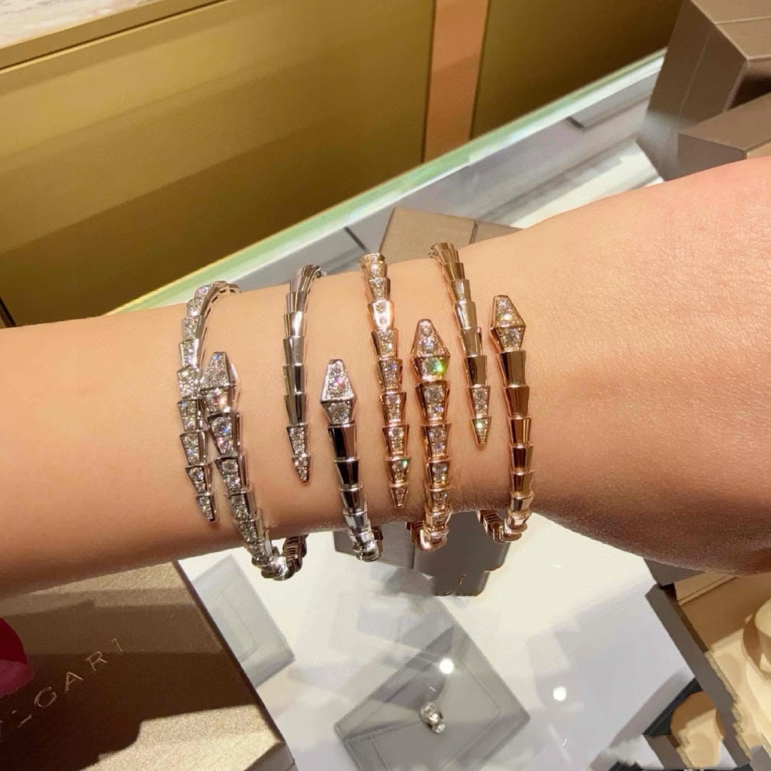 NO:642325,Bvlgari's high-end precision version of the thin snake bracelet. This one is made of steel, which is penetrated section by section and then laser-spotted. Each accessory is carefully polished, which is time-consuming and material-consuming. Please cherish the BVLGARI-Bvlgari Snake Bracelet. This is a product that almost everyone knows about now!  Bvlgari masterpiece!  The quality of workmanship beats all the products on the market. You can rest assured that the polishing of the inner ring is very beautiful and the details are handled very well. Of course, the production time of good products must be slow. Buy and cherish rose gold, gold, silver, fine jewelry, bottega veneta, bvlgari, bvlgari, bracelet, gold19860909宝格丽高级精工版细蛇手镯 这款是穿钢片,一节一节穿进去再打雷射点,每个配件都是精工细磨,费时费料,好货请珍惜BVLGARI—宝格丽蛇手镯 这款现在基本无人不知！宝格丽力作！质量做工秒杀市场一切货大家可以放心对比内圈抛光非常靓丽,细节处理得非常好,当然,好货肯定做货时间慢,且买且珍惜玫瑰金 黄金色 银色,饰品精品,bottega veneta,bvlgari,bvlgari,bracelet,gold,Jewelry