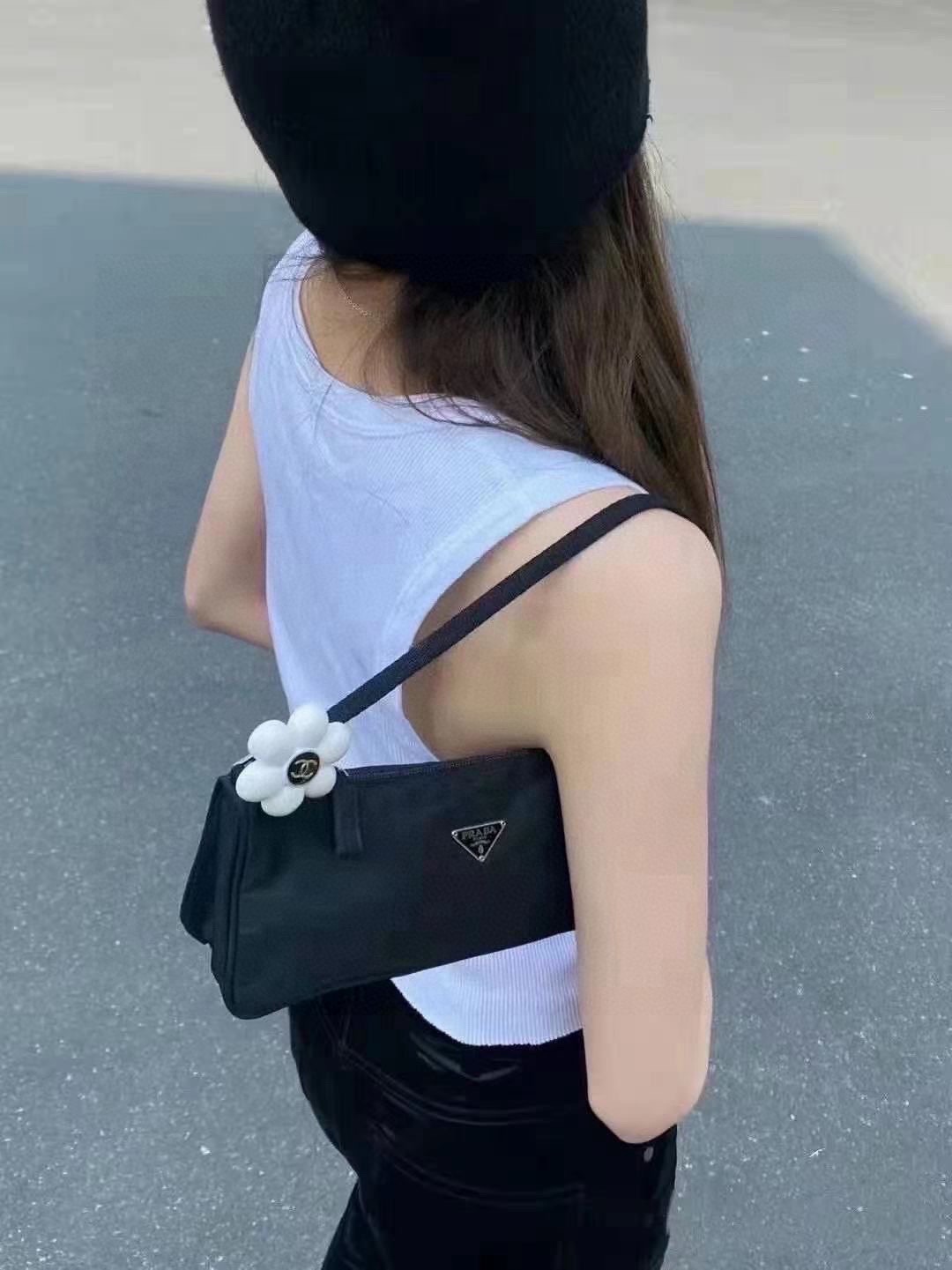 NO:642302,CHANEL Xiaoxiang's new counters are synchronized with the new Chanel brooch, which is the accessory that best understands women. Women who devote all their efforts to being themselves tend to cherish the meaning of the brooch more. Ms. Chanel pinned the brooch on her hat and told the fashionable ladies who imitated her [Broches are very practical. They can be pinned on the collar of a suit, on a pocket, on a hat, on a belt or on an evening dress. Boutique jewelry, chanel, chanel, business  suit, brooch, breastpin, hats19860909CHANEL小香 专柜新款同步上新香奈儿胸针,是最懂女人的饰物.那些倾注了全部心血去做自己的女人,往往更珍惜胸针的意义.香奈儿女士把胸针别在帽子上,并告诉那些模仿她的时髦女士们[胸针可是非常实用,它可以别在西装领上、口袋上、帽子上、腰带上或者是晚礼服上,饰品精品,chanel,chanel,business suit,brooch，breastpin,hats,Jewelry