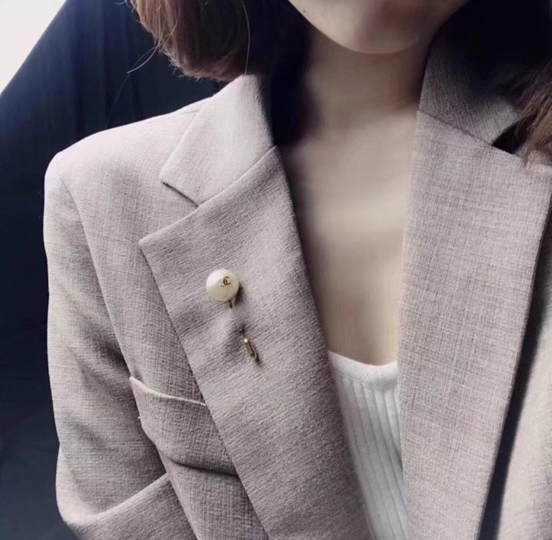 NO:642305,CHANEL Xiaoxiang The latest high version of the simple Chanel brooch is the accessory that understands women best. Women who put all their efforts into being themselves tend to cherish the meaning of the brooch more. Ms. Chanel pinned the brooch on her hat and told the fashionable ladies who imitated her [The brooch is very practical. It can be pinned on the collar of a suit, on a pocket, on a hat, on a belt or on an evening dress. Boutique jewelry, chanel, chanel, business  suit, brooch, breastpin, hats19860909CHANEL小香 最新款高版本简约风香奈儿胸针,是最懂女人的饰物.那些倾注了全部心血去做自己的女人,往往更珍惜胸针的意义.香奈儿女士把胸针别在帽子上,并告诉那些模仿她的时髦女士们[胸针可是非常实用,它可以别在西装领上、口袋上、帽子上、腰带上或者是晚礼服上,饰品精品,chanel,chanel,business suit,brooch，breastpin,hats,Jewelry