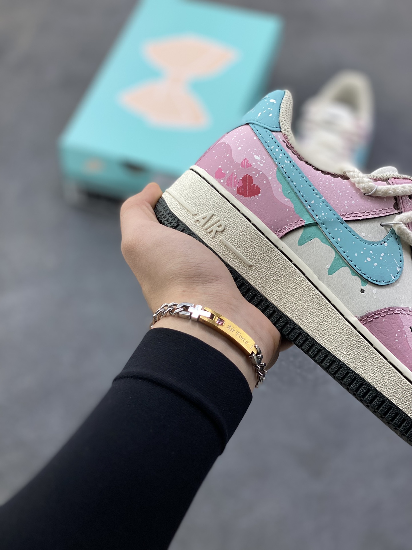 图片[6]-手绘涂鸦“甜心奶霜”Nike Air Force 1 “Sweetheart Cream”空军一号定制板鞋 鞋身以柔粉为主调，搭配薄荷蓝渐变logo，像融化的奶霜般裹着鞋身；鞋侧晕染的爱心图案、星星斑点，再加上毛绒质感的鞋带，把少女感揉进了每一处细节。做旧质感的中底中和了甜腻，让这双「甜心奶霜」既能搭软妹风裙装，也能配宽松牛仔，是把春日甜度穿在脚上的专属定制 货号：FB1839-919 尺码： 36 36.5 37.5 38 38.5 39 40 40.5 41-选品中心