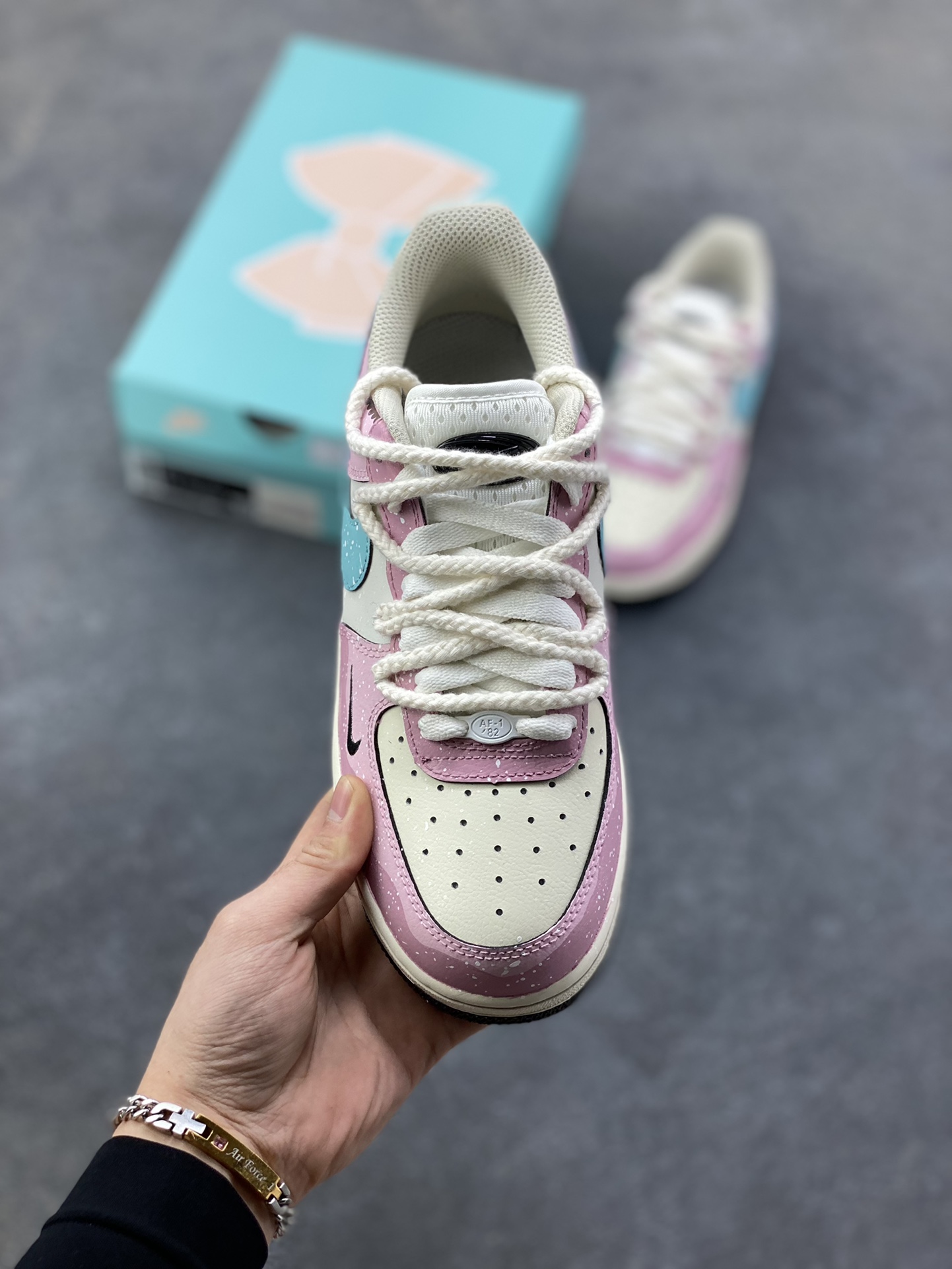 图片[2]-手绘涂鸦“甜心奶霜”Nike Air Force 1 “Sweetheart Cream”空军一号定制板鞋 鞋身以柔粉为主调，搭配薄荷蓝渐变logo，像融化的奶霜般裹着鞋身；鞋侧晕染的爱心图案、星星斑点，再加上毛绒质感的鞋带，把少女感揉进了每一处细节。做旧质感的中底中和了甜腻，让这双「甜心奶霜」既能搭软妹风裙装，也能配宽松牛仔，是把春日甜度穿在脚上的专属定制 货号：FB1839-919 尺码： 36 36.5 37.5 38 38.5 39 40 40.5 41-选品中心