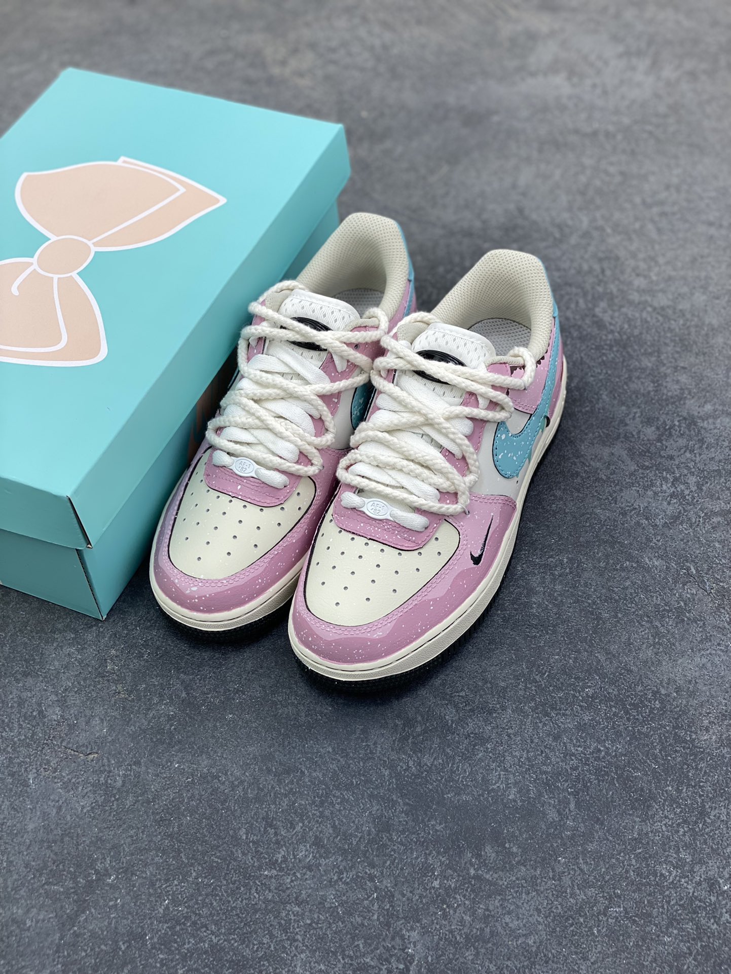 图片[8]-手绘涂鸦“甜心奶霜”Nike Air Force 1 “Sweetheart Cream”空军一号定制板鞋 鞋身以柔粉为主调，搭配薄荷蓝渐变logo，像融化的奶霜般裹着鞋身；鞋侧晕染的爱心图案、星星斑点，再加上毛绒质感的鞋带，把少女感揉进了每一处细节。做旧质感的中底中和了甜腻，让这双「甜心奶霜」既能搭软妹风裙装，也能配宽松牛仔，是把春日甜度穿在脚上的专属定制 货号：FB1839-919 尺码： 36 36.5 37.5 38 38.5 39 40 40.5 41-选品中心