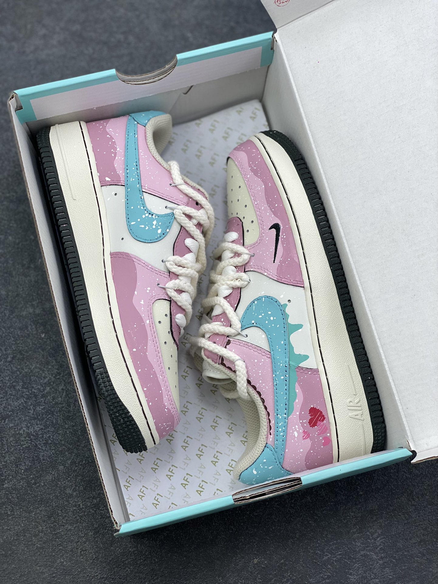 图片[9]-手绘涂鸦“甜心奶霜”Nike Air Force 1 “Sweetheart Cream”空军一号定制板鞋 鞋身以柔粉为主调，搭配薄荷蓝渐变logo，像融化的奶霜般裹着鞋身；鞋侧晕染的爱心图案、星星斑点，再加上毛绒质感的鞋带，把少女感揉进了每一处细节。做旧质感的中底中和了甜腻，让这双「甜心奶霜」既能搭软妹风裙装，也能配宽松牛仔，是把春日甜度穿在脚上的专属定制 货号：FB1839-919 尺码： 36 36.5 37.5 38 38.5 39 40 40.5 41-选品中心