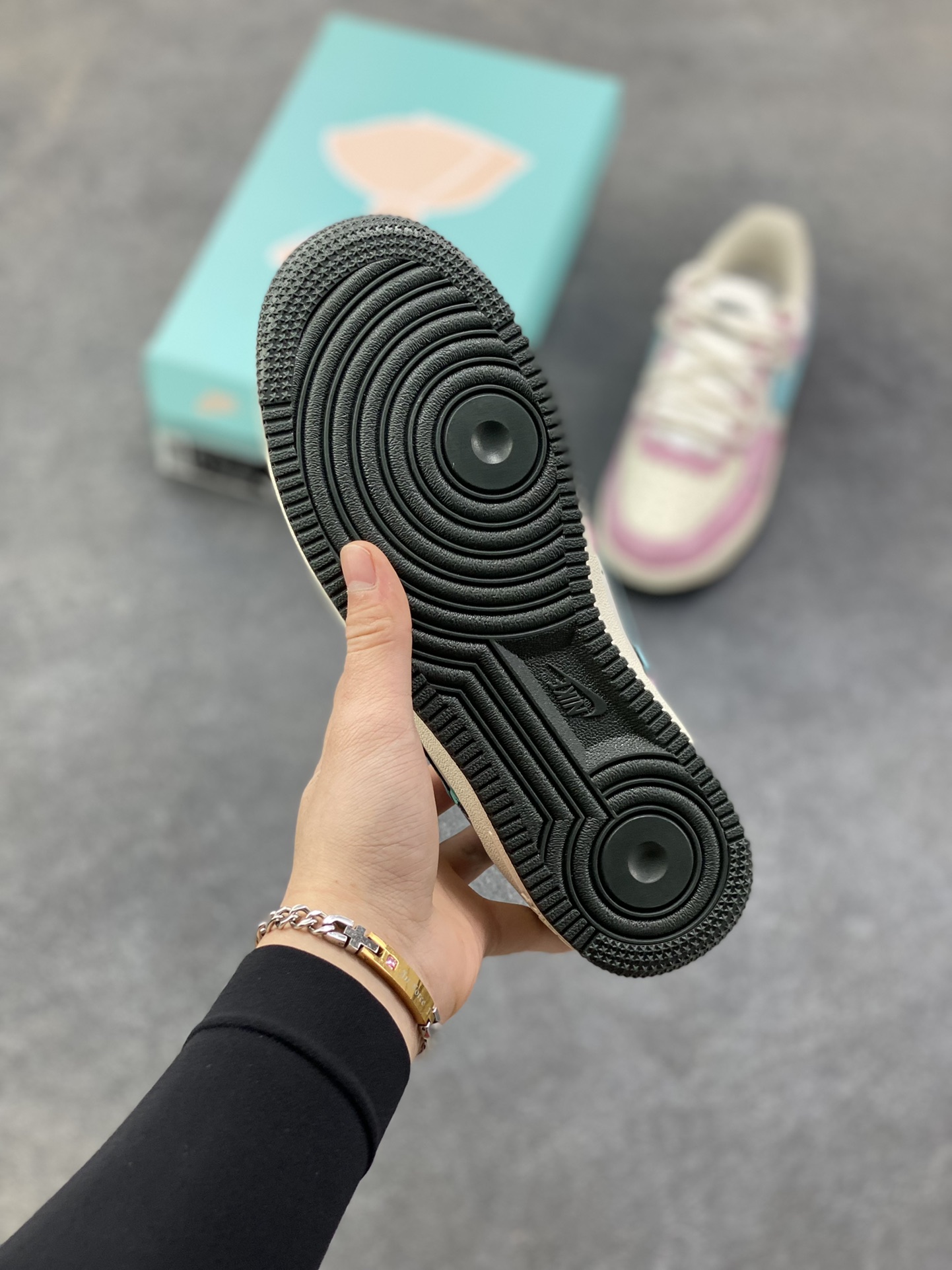 图片[5]-手绘涂鸦“甜心奶霜”Nike Air Force 1 “Sweetheart Cream”空军一号定制板鞋 鞋身以柔粉为主调，搭配薄荷蓝渐变logo，像融化的奶霜般裹着鞋身；鞋侧晕染的爱心图案、星星斑点，再加上毛绒质感的鞋带，把少女感揉进了每一处细节。做旧质感的中底中和了甜腻，让这双「甜心奶霜」既能搭软妹风裙装，也能配宽松牛仔，是把春日甜度穿在脚上的专属定制 货号：FB1839-919 尺码： 36 36.5 37.5 38 38.5 39 40 40.5 41-选品中心