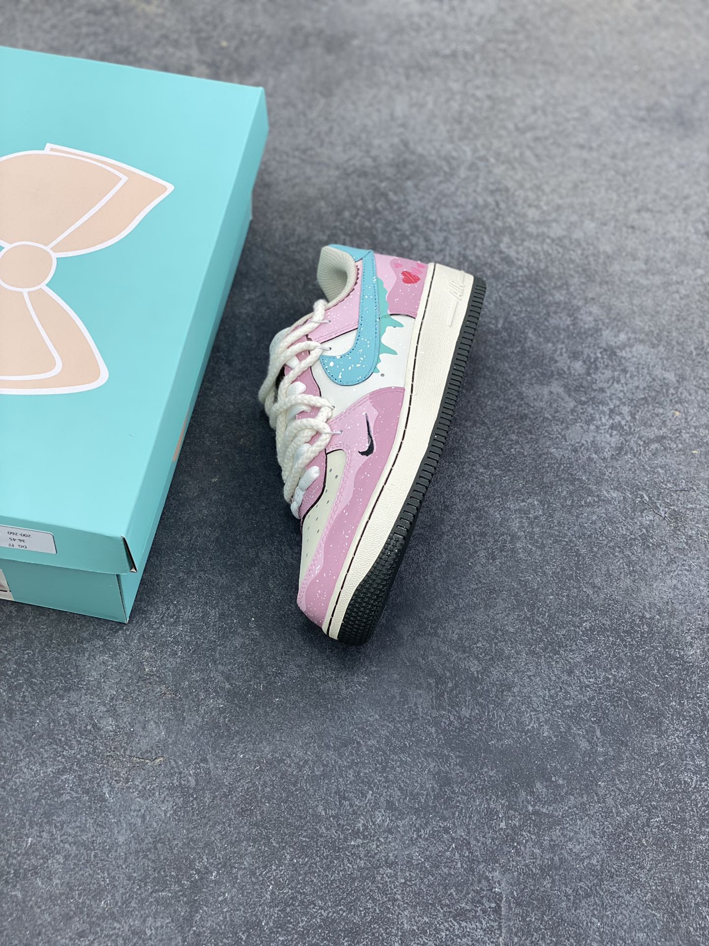 图片[7]-手绘涂鸦“甜心奶霜”Nike Air Force 1 “Sweetheart Cream”空军一号定制板鞋 鞋身以柔粉为主调，搭配薄荷蓝渐变logo，像融化的奶霜般裹着鞋身；鞋侧晕染的爱心图案、星星斑点，再加上毛绒质感的鞋带，把少女感揉进了每一处细节。做旧质感的中底中和了甜腻，让这双「甜心奶霜」既能搭软妹风裙装，也能配宽松牛仔，是把春日甜度穿在脚上的专属定制 货号：FB1839-919 尺码： 36 36.5 37.5 38 38.5 39 40 40.5 41-选品中心