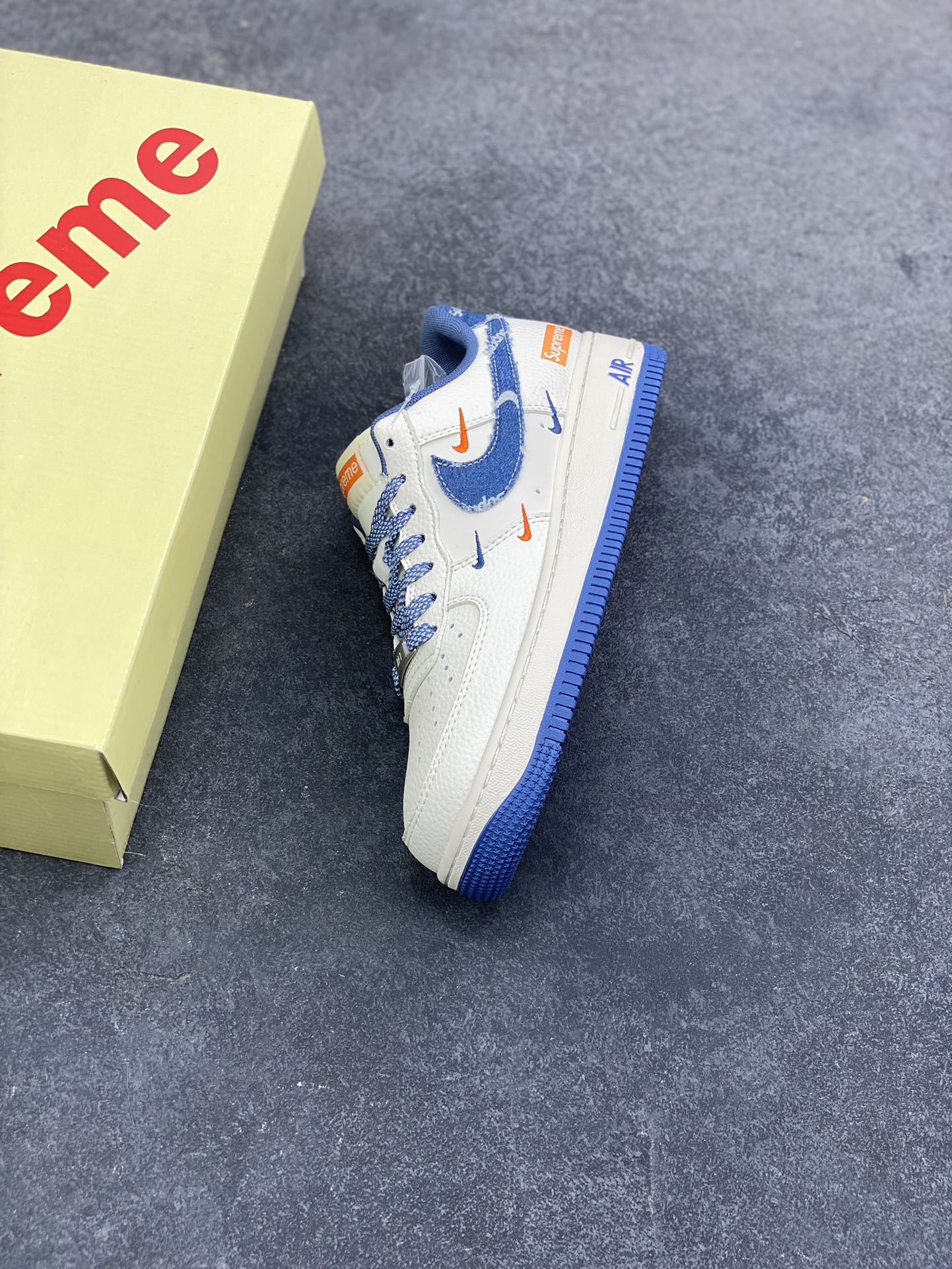 图片[7]-Nike Air Force 1 ‘07 Low “Supreme联名——牛仔米蓝四勾”空军一号 高端定制 低帮 运动鞋 休闲鞋 折边针车 工艺难度大 原楦头原纸板 原装鞋盒 定制五金配件 内置全掌气垫 原厂鞋底 货号：QW5606-263 尺码：36 36.5 37.5 38 38.5 39 40 40.5 41 42 42.5 43 44 44.5 45-选品中心