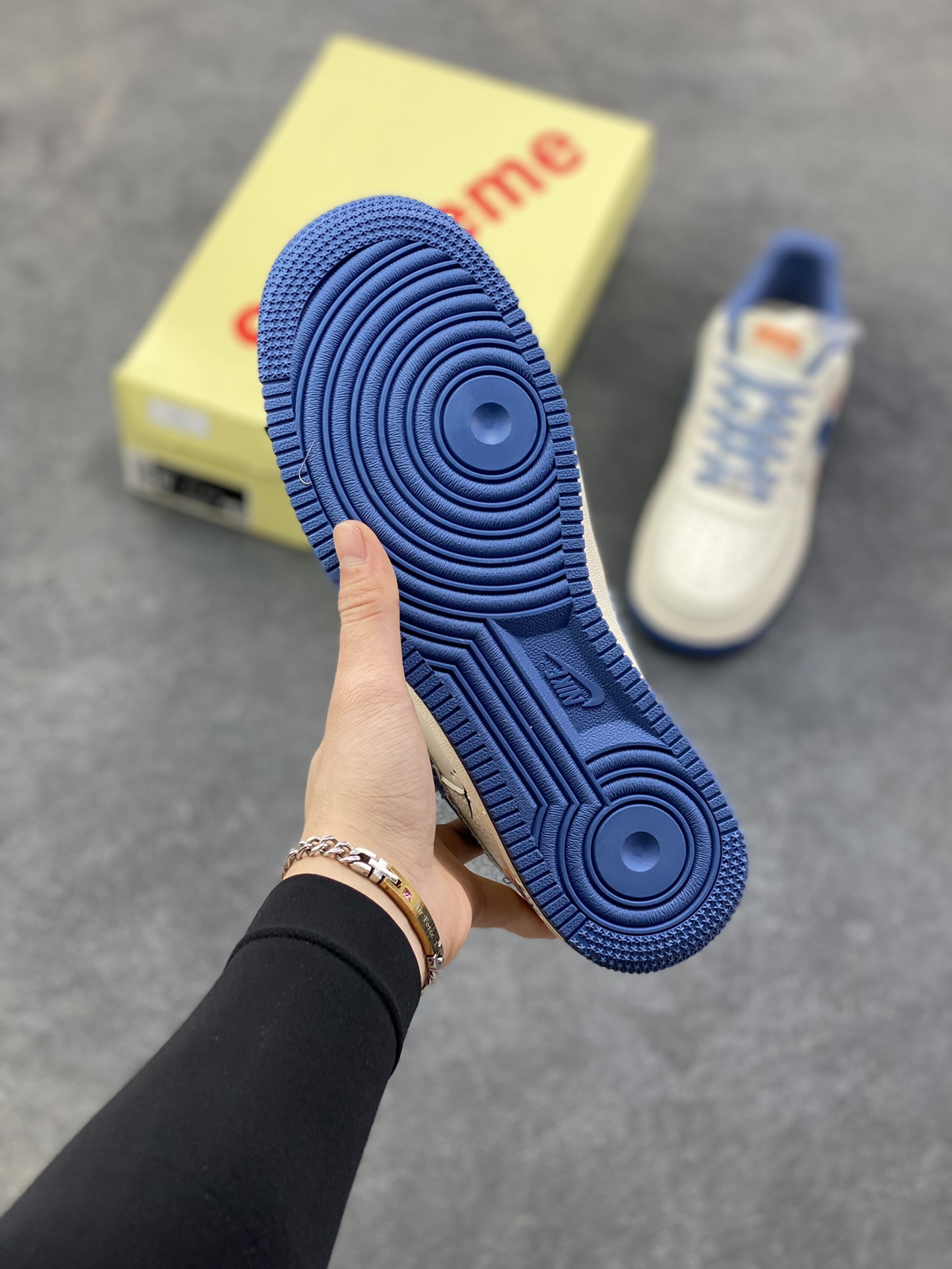图片[5]-Nike Air Force 1 ‘07 Low “Supreme联名——牛仔米蓝四勾”空军一号 高端定制 低帮 运动鞋 休闲鞋 折边针车 工艺难度大 原楦头原纸板 原装鞋盒 定制五金配件 内置全掌气垫 原厂鞋底 货号：QW5606-263 尺码：36 36.5 37.5 38 38.5 39 40 40.5 41 42 42.5 43 44 44.5 45-选品中心
