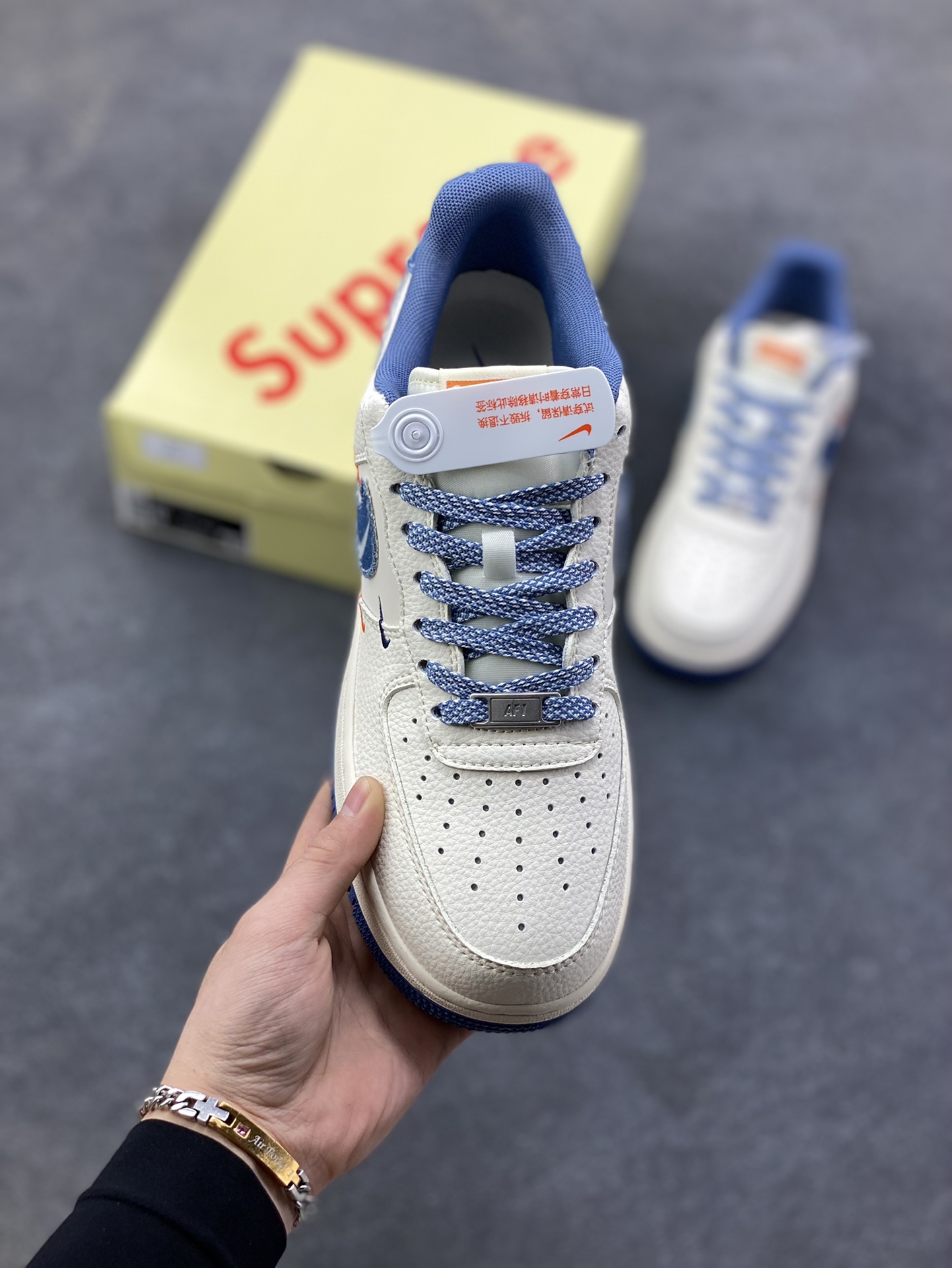 图片[2]-Nike Air Force 1 ‘07 Low “Supreme联名——牛仔米蓝四勾”空军一号 高端定制 低帮 运动鞋 休闲鞋 折边针车 工艺难度大 原楦头原纸板 原装鞋盒 定制五金配件 内置全掌气垫 原厂鞋底 货号：QW5606-263 尺码：36 36.5 37.5 38 38.5 39 40 40.5 41 42 42.5 43 44 44.5 45-选品中心