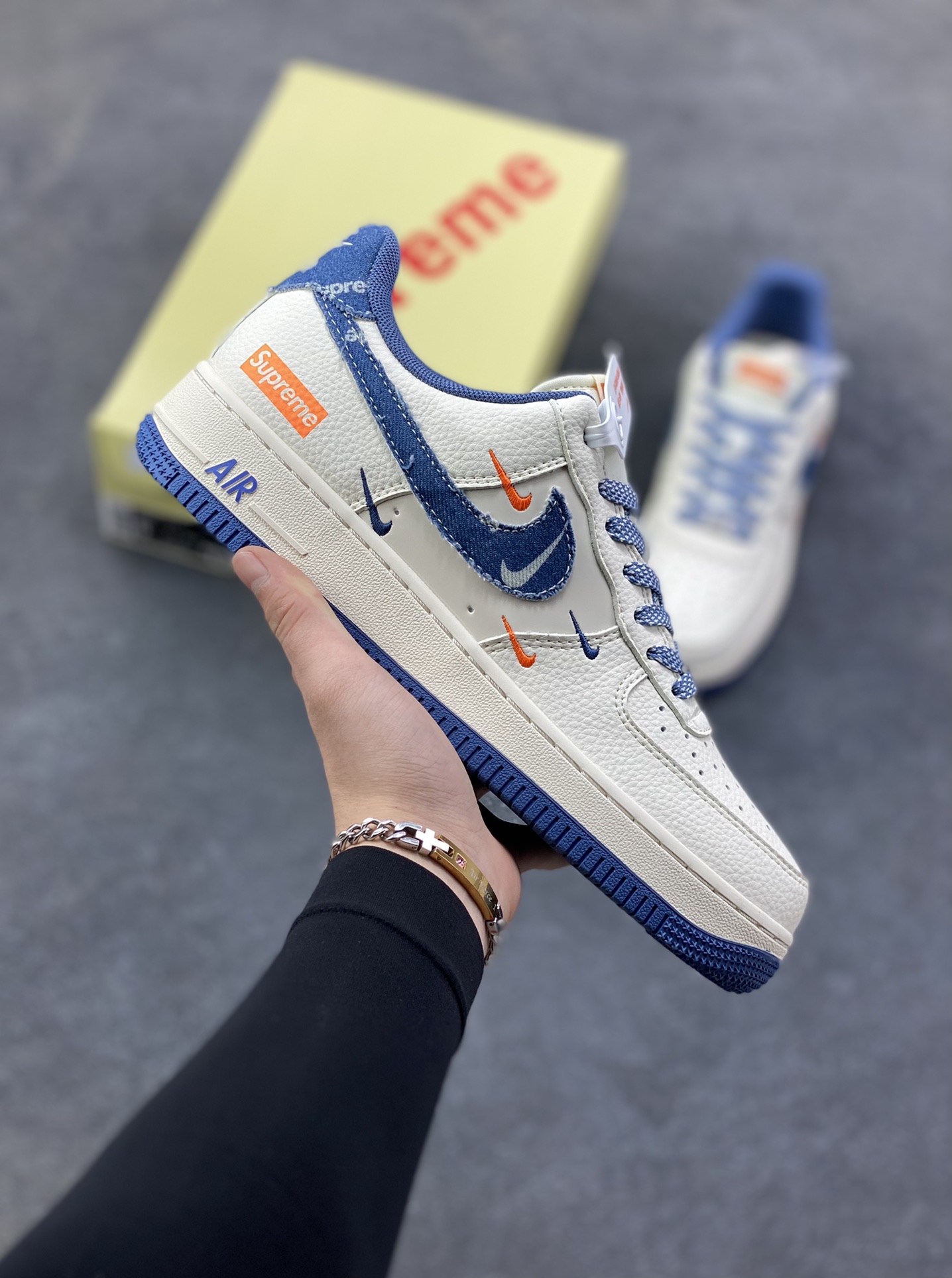 Nike Air Force 1 ‘07 Low “Supreme联名——牛仔米蓝四勾”空军一号 高端定制 低帮 运动鞋 休闲鞋 折边针车 工艺难度大 原楦头原纸板 原装鞋盒 定制五金配件 内置全掌气垫 原厂鞋底 货号：QW5606-263 尺码：36 36.5 37.5 38 38.5 39 40 40.5 41 42 42.5 43 44 44.5 45-选品中心