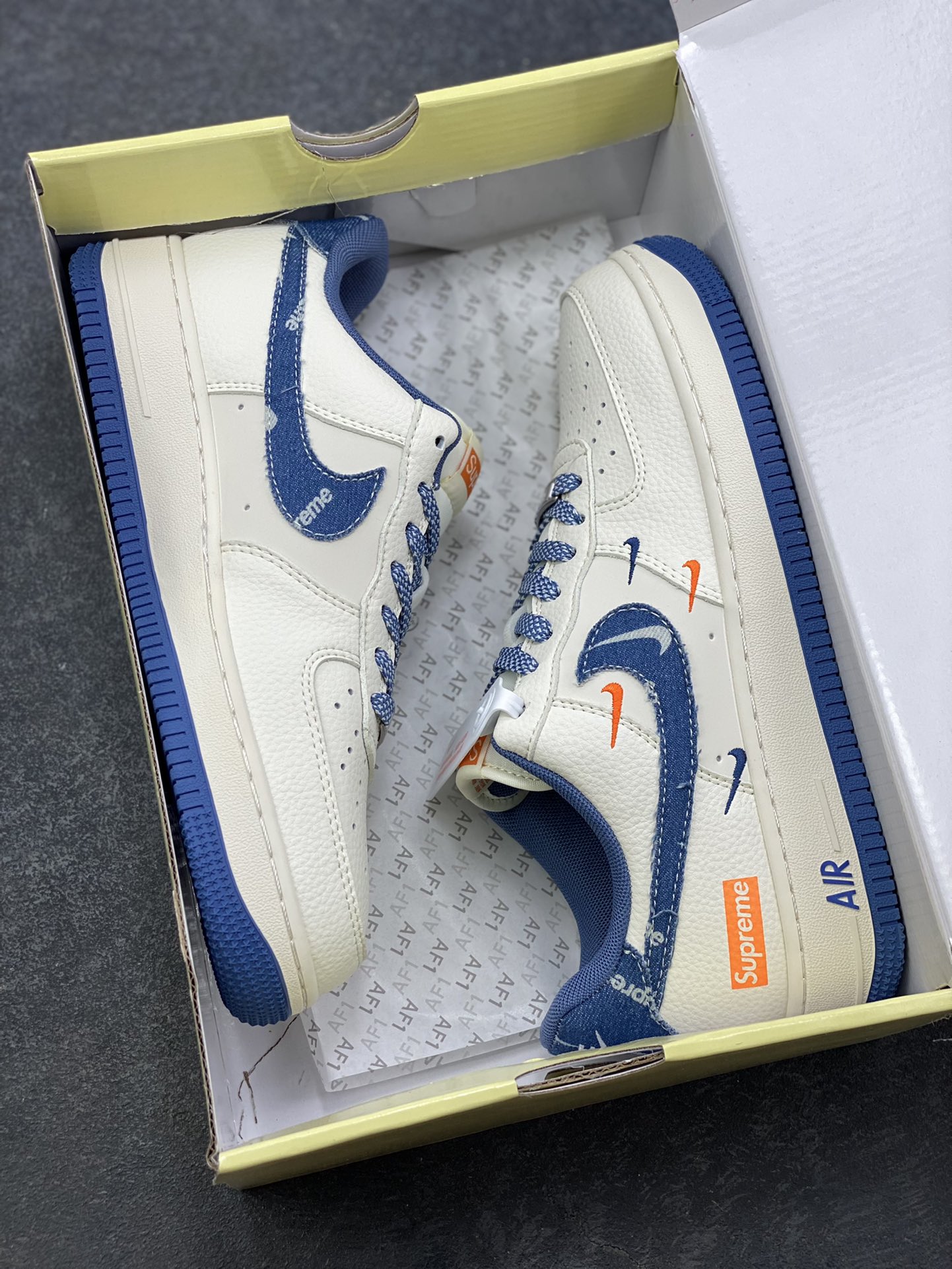 图片[9]-Nike Air Force 1 ‘07 Low “Supreme联名——牛仔米蓝四勾”空军一号 高端定制 低帮 运动鞋 休闲鞋 折边针车 工艺难度大 原楦头原纸板 原装鞋盒 定制五金配件 内置全掌气垫 原厂鞋底 货号：QW5606-263 尺码：36 36.5 37.5 38 38.5 39 40 40.5 41 42 42.5 43 44 44.5 45-选品中心