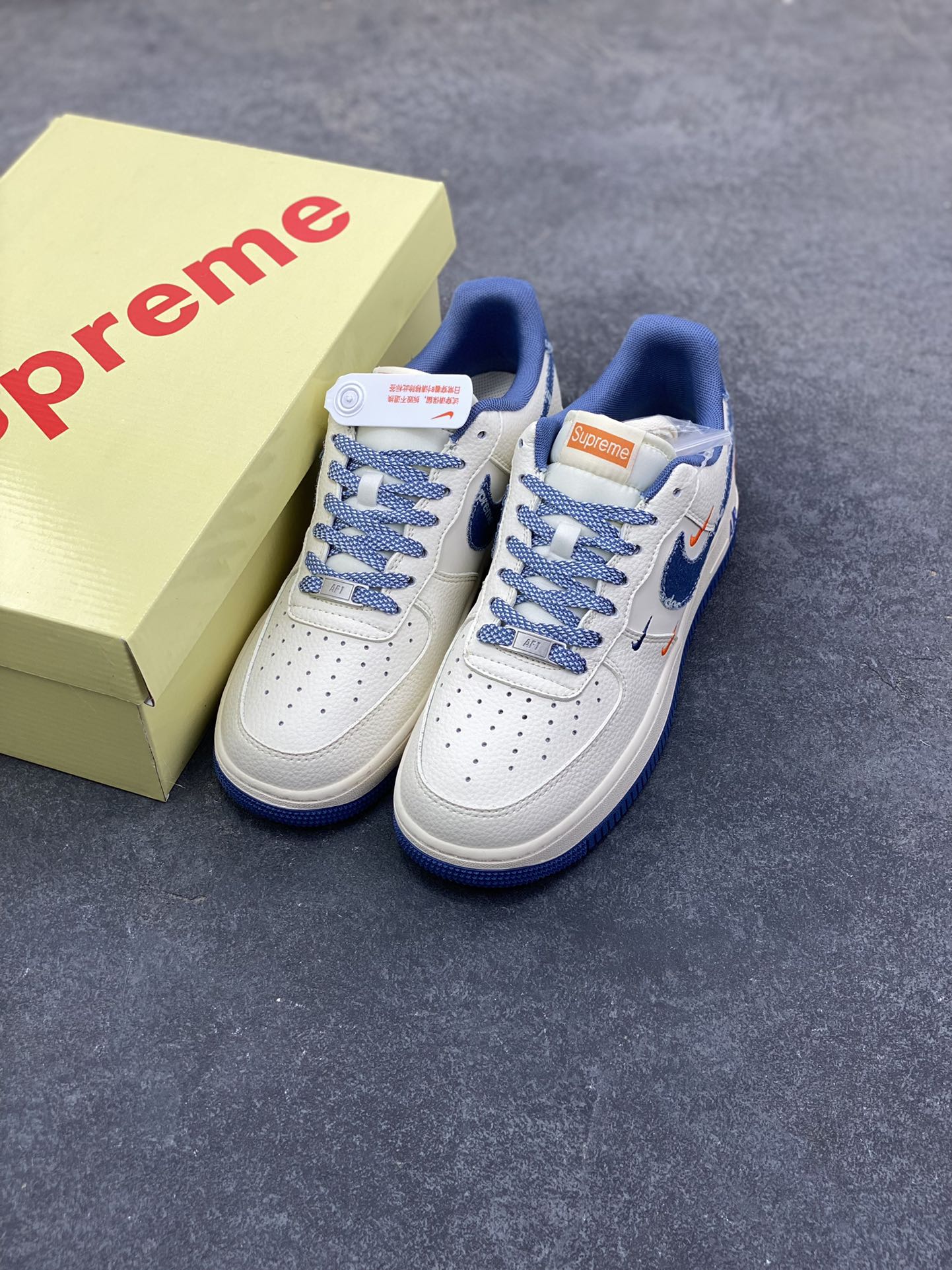 图片[8]-Nike Air Force 1 ‘07 Low “Supreme联名——牛仔米蓝四勾”空军一号 高端定制 低帮 运动鞋 休闲鞋 折边针车 工艺难度大 原楦头原纸板 原装鞋盒 定制五金配件 内置全掌气垫 原厂鞋底 货号：QW5606-263 尺码：36 36.5 37.5 38 38.5 39 40 40.5 41 42 42.5 43 44 44.5 45-选品中心