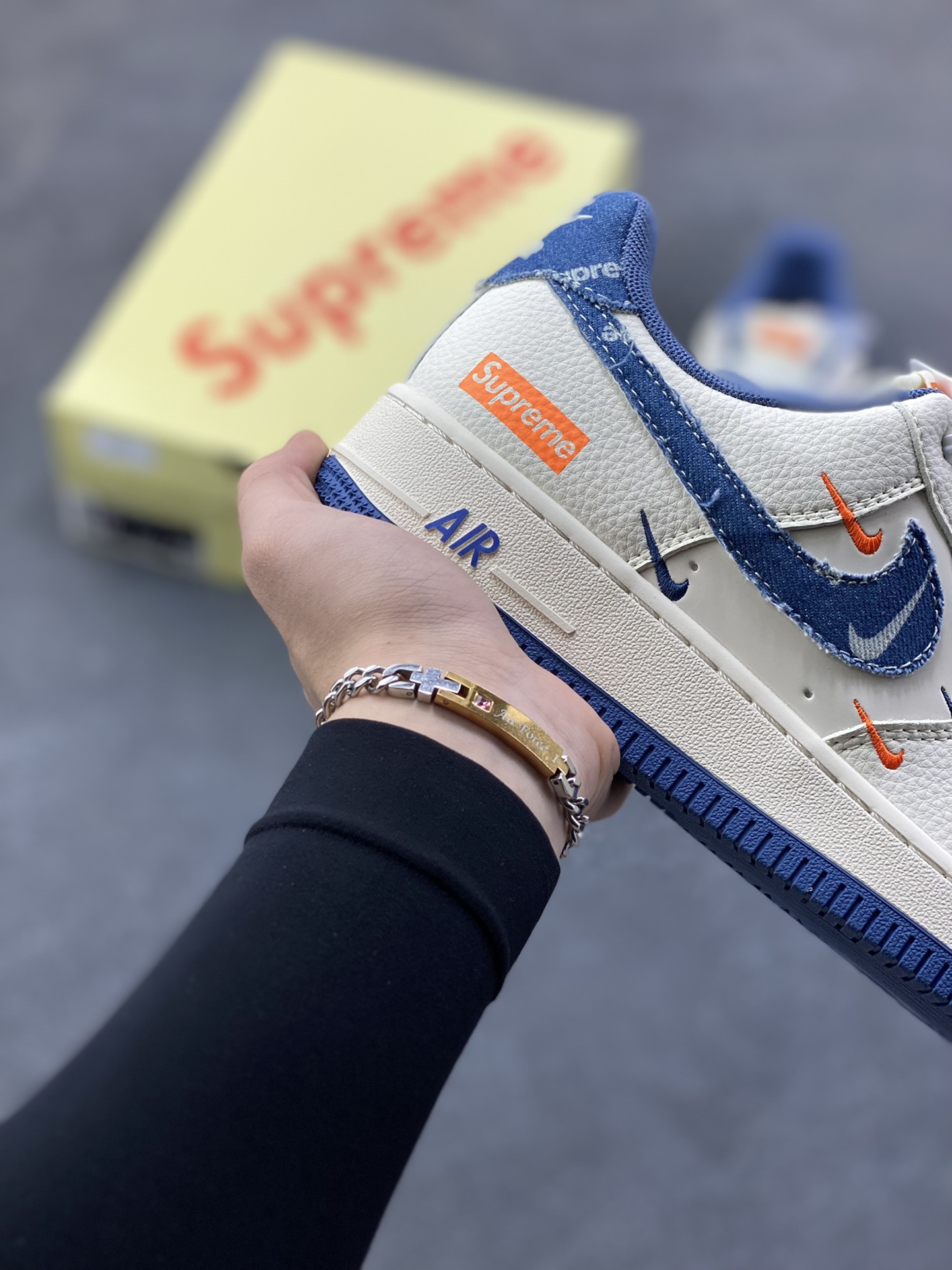 图片[6]-Nike Air Force 1 ‘07 Low “Supreme联名——牛仔米蓝四勾”空军一号 高端定制 低帮 运动鞋 休闲鞋 折边针车 工艺难度大 原楦头原纸板 原装鞋盒 定制五金配件 内置全掌气垫 原厂鞋底 货号：QW5606-263 尺码：36 36.5 37.5 38 38.5 39 40 40.5 41 42 42.5 43 44 44.5 45-选品中心