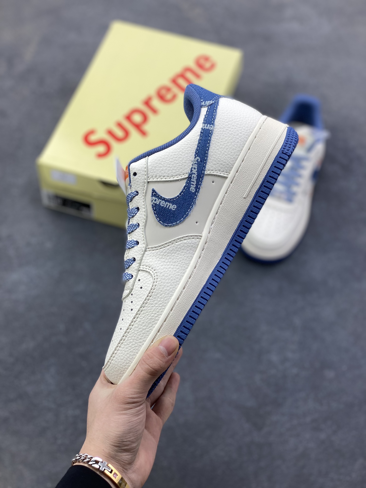 图片[3]-Nike Air Force 1 ‘07 Low “Supreme联名——牛仔米蓝四勾”空军一号 高端定制 低帮 运动鞋 休闲鞋 折边针车 工艺难度大 原楦头原纸板 原装鞋盒 定制五金配件 内置全掌气垫 原厂鞋底 货号：QW5606-263 尺码：36 36.5 37.5 38 38.5 39 40 40.5 41 42 42.5 43 44 44.5 45-选品中心